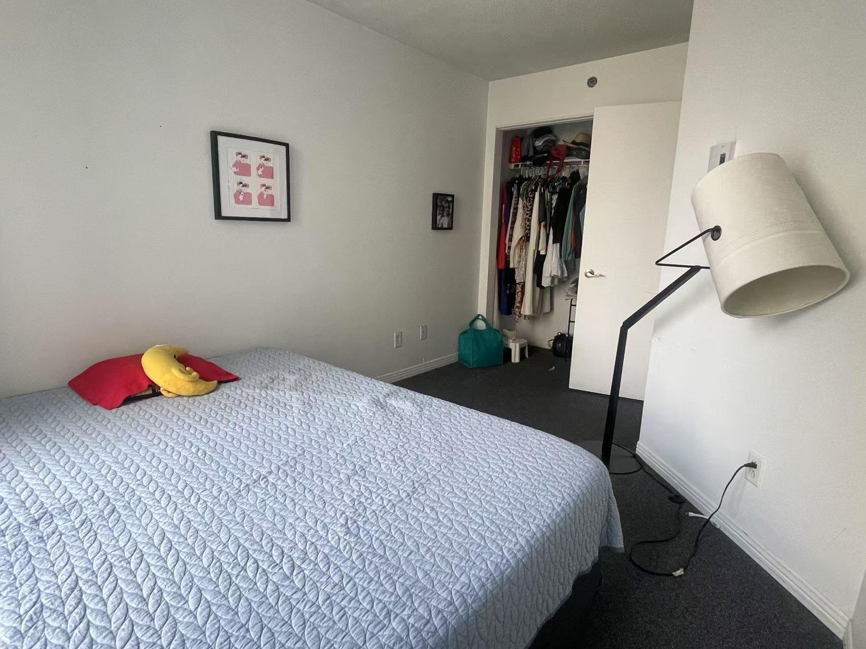 









98


Rue Charlotte

, 158,
Montréal (Ville-Marie),




QC
H2X3V2

