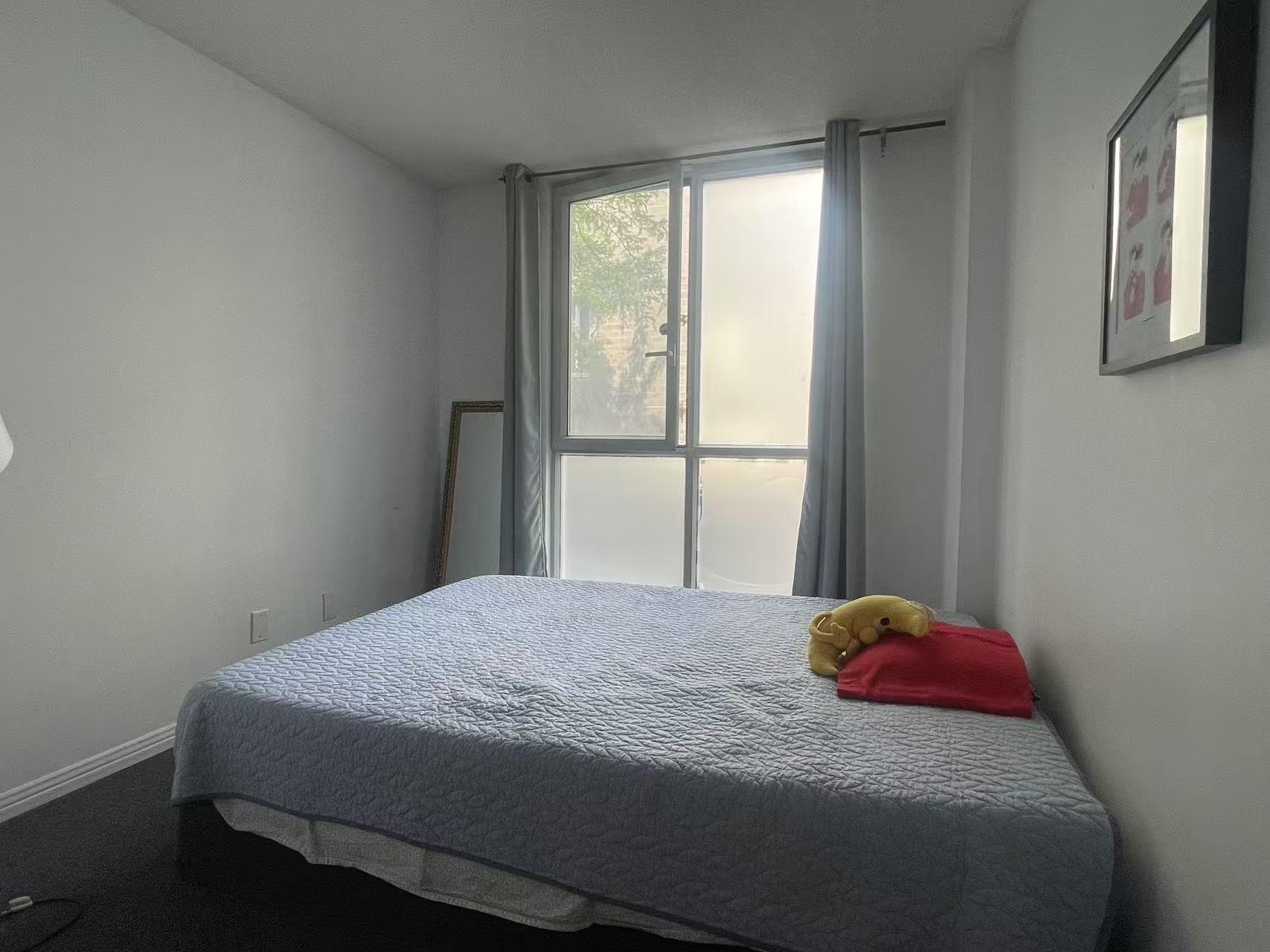 









98


Rue Charlotte

, 158,
Montréal (Ville-Marie),




QC
H2X3V2

