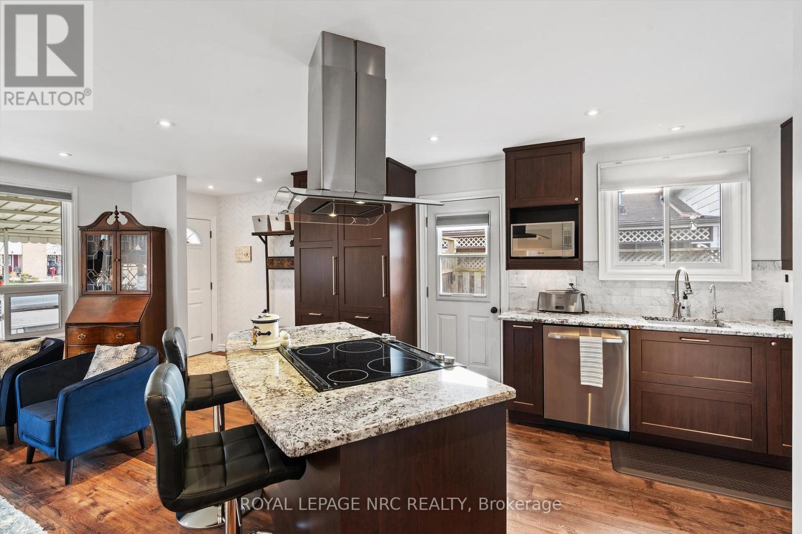 












6921 WATERS AVENUE

,
Niagara Falls (Arad/Fallsview),




Ontario
L2G5X4

