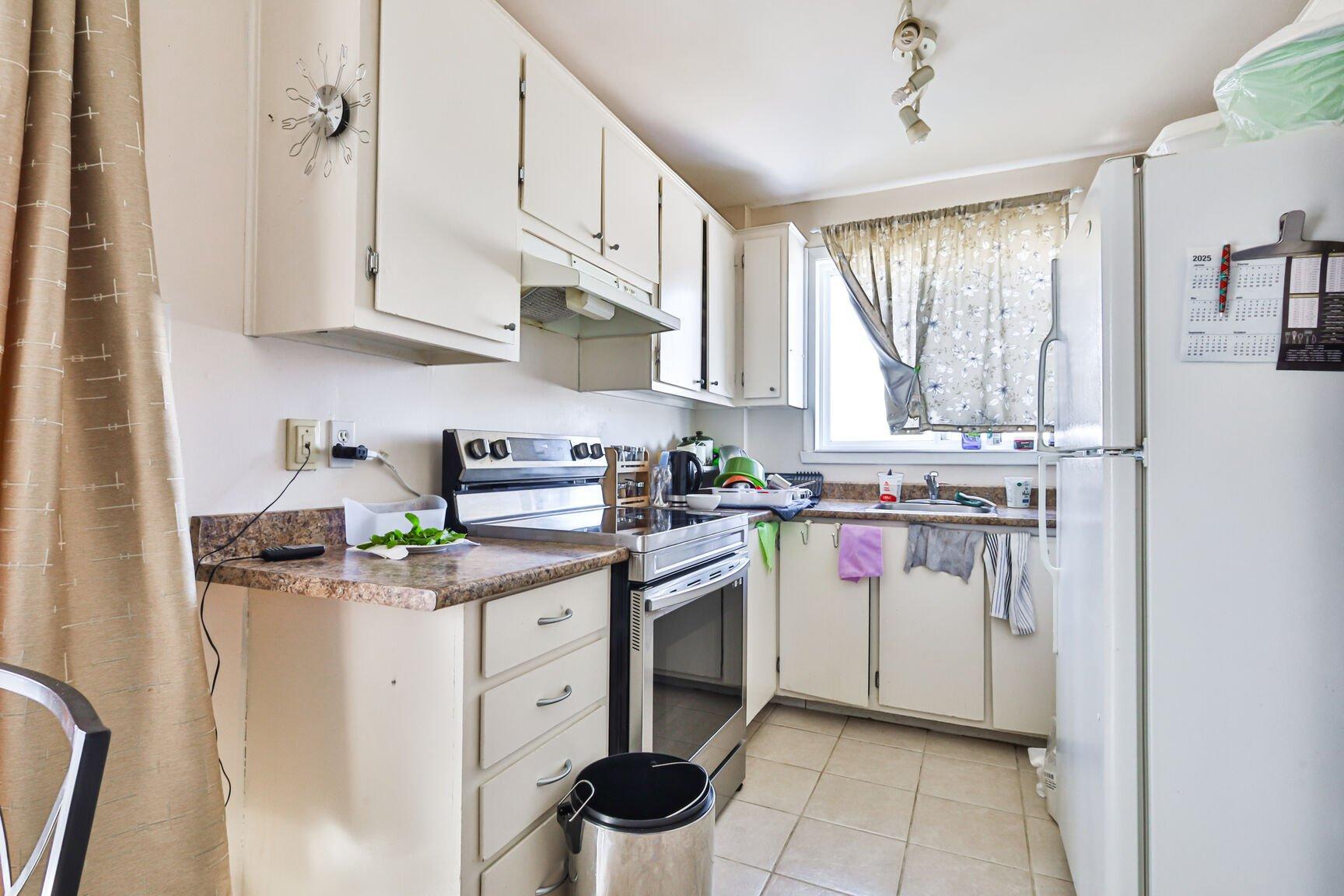 









1856


Rue Favreau

,
Laval (Chomedey),




QC
H7T1X4

