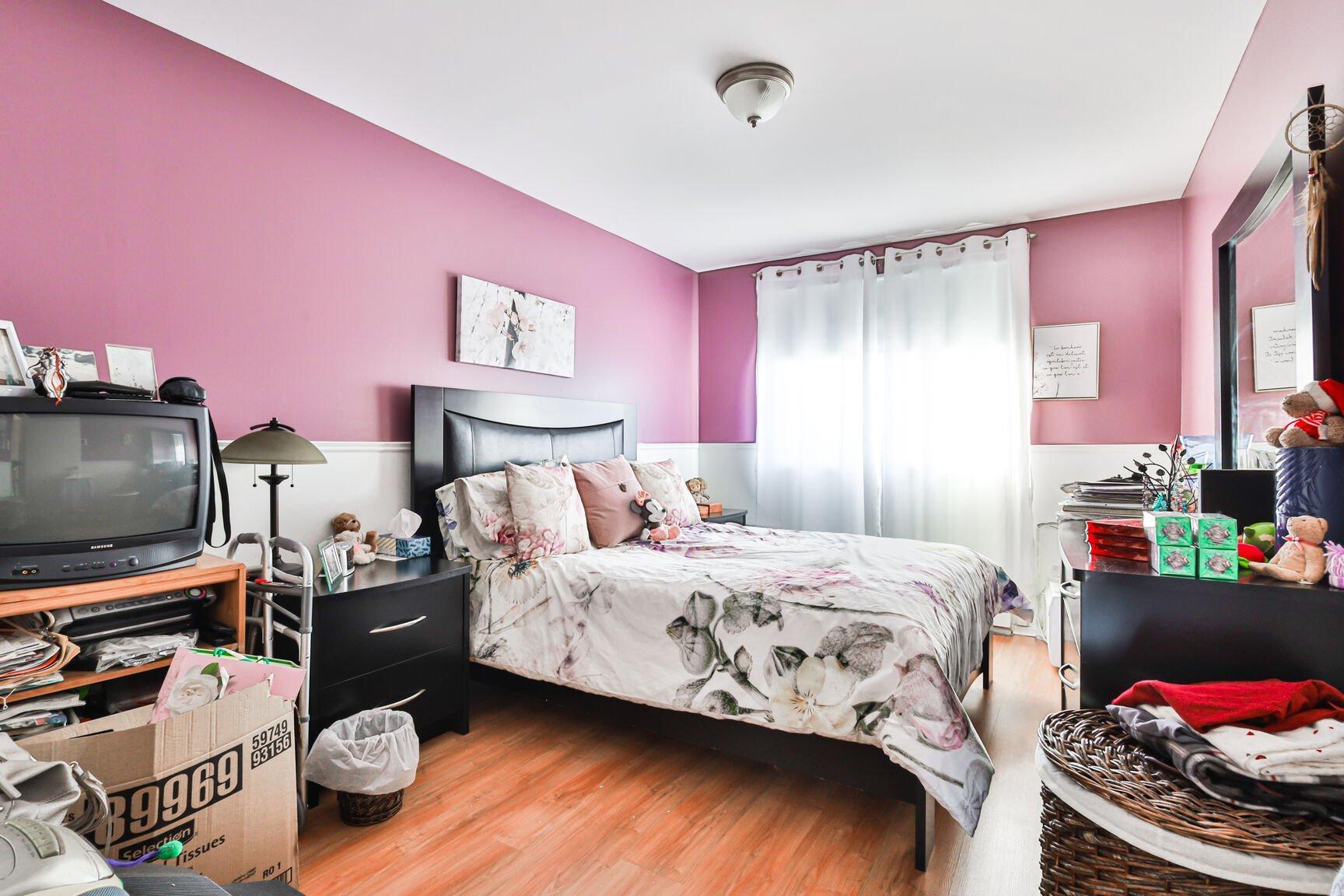 









1856


Rue Favreau

,
Laval (Chomedey),




QC
H7T1X4

