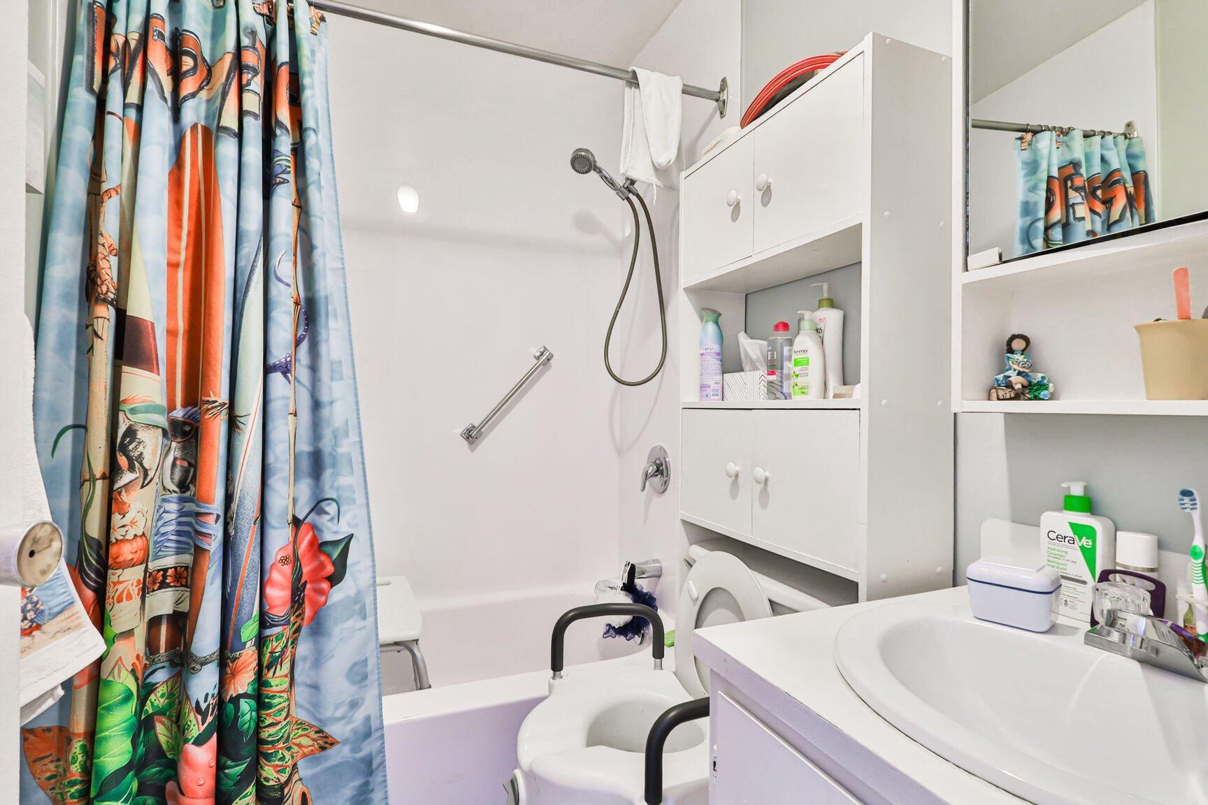 









1856


Rue Favreau

,
Laval (Chomedey),




QC
H7T1X4


