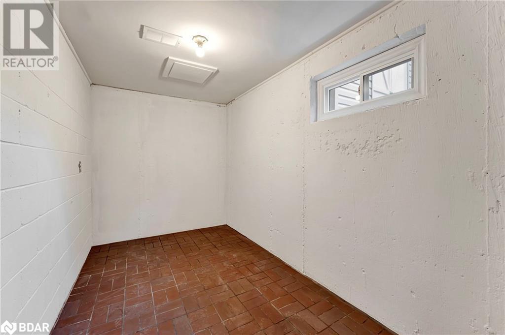 












379 EAST 27TH Street

,
Hamilton,




Ontario
L8V3H1

