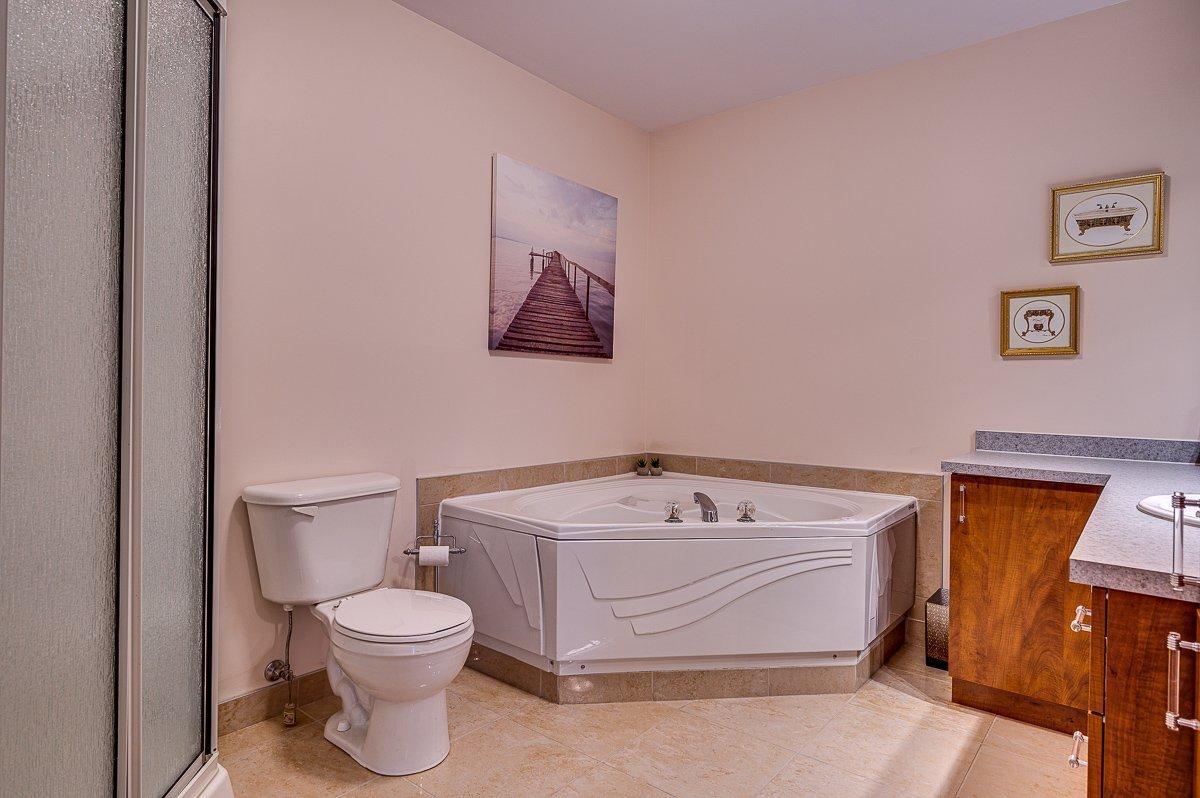 









100


Ch. du Tour-du-Lac

, 5,
Sainte-Agathe-des-Monts,




QC
J8C1B1

