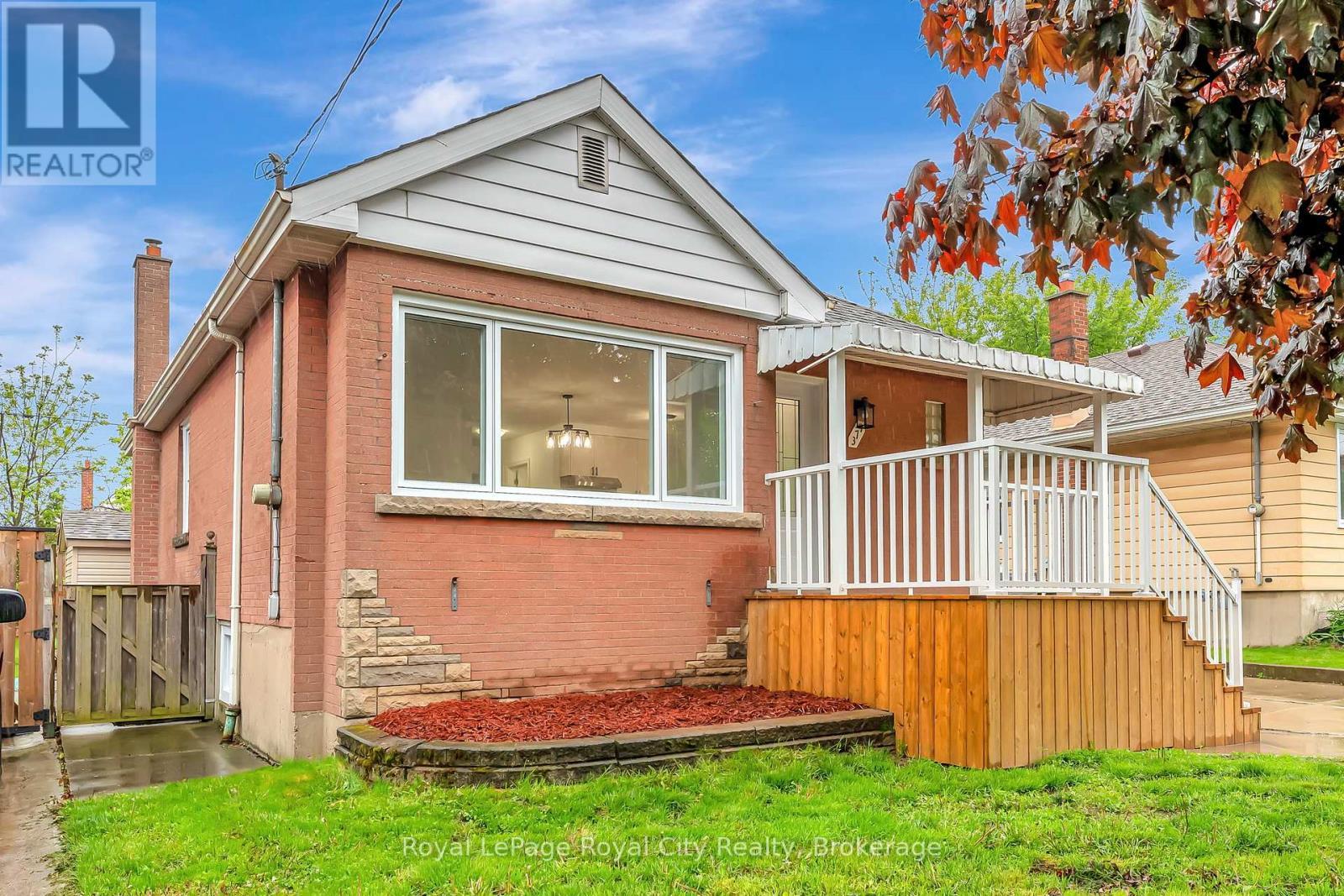 












379 EAST 27TH STREET

,
Hamilton (Burkholme),




Ontario
L8V3H1


