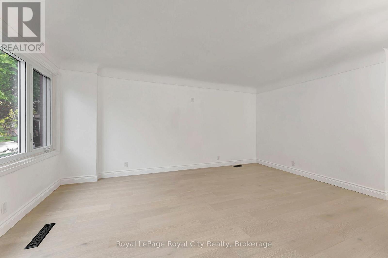












379 EAST 27TH STREET

,
Hamilton (Burkholme),




Ontario
L8V3H1

