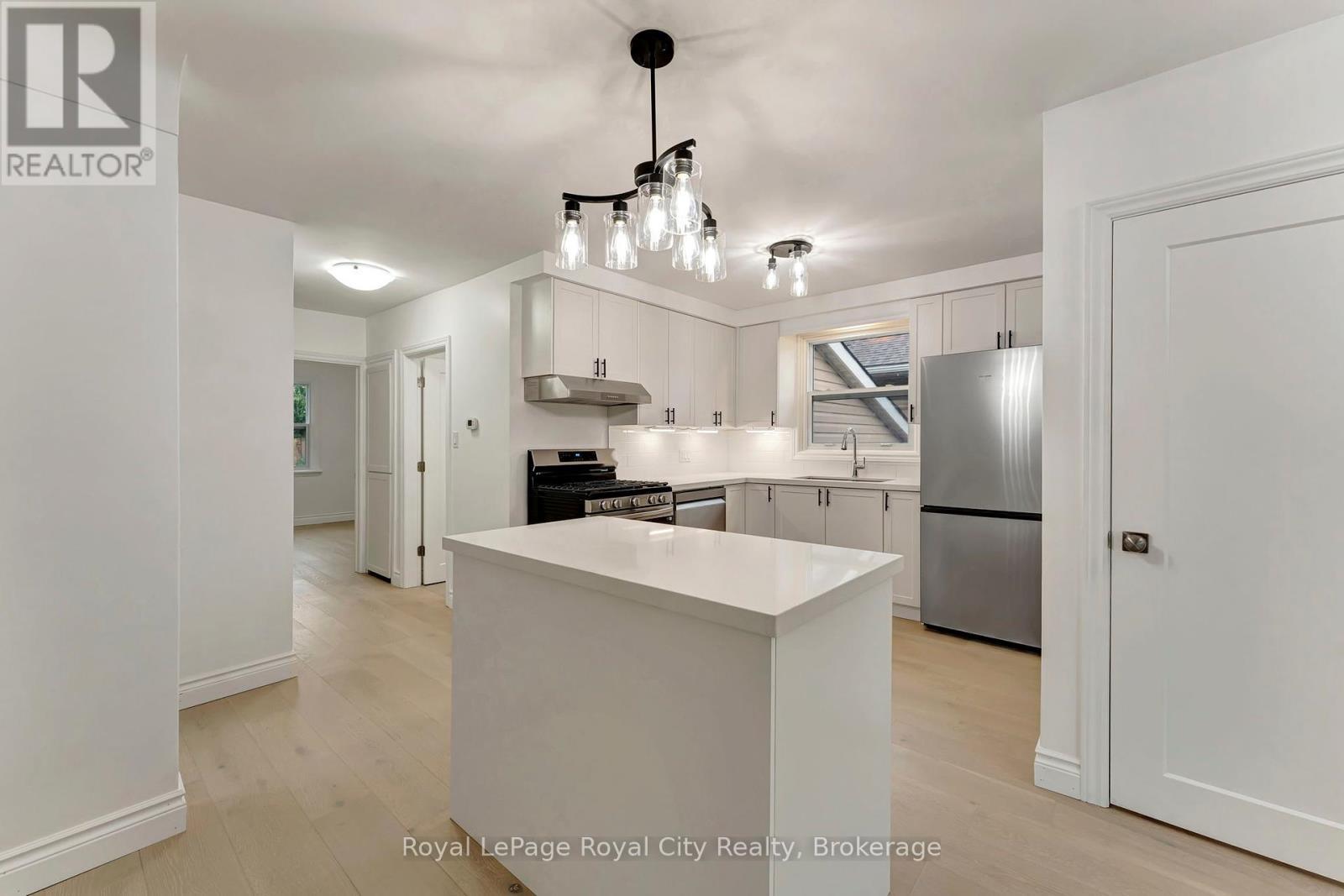 












379 EAST 27TH STREET

,
Hamilton (Burkholme),




Ontario
L8V3H1

