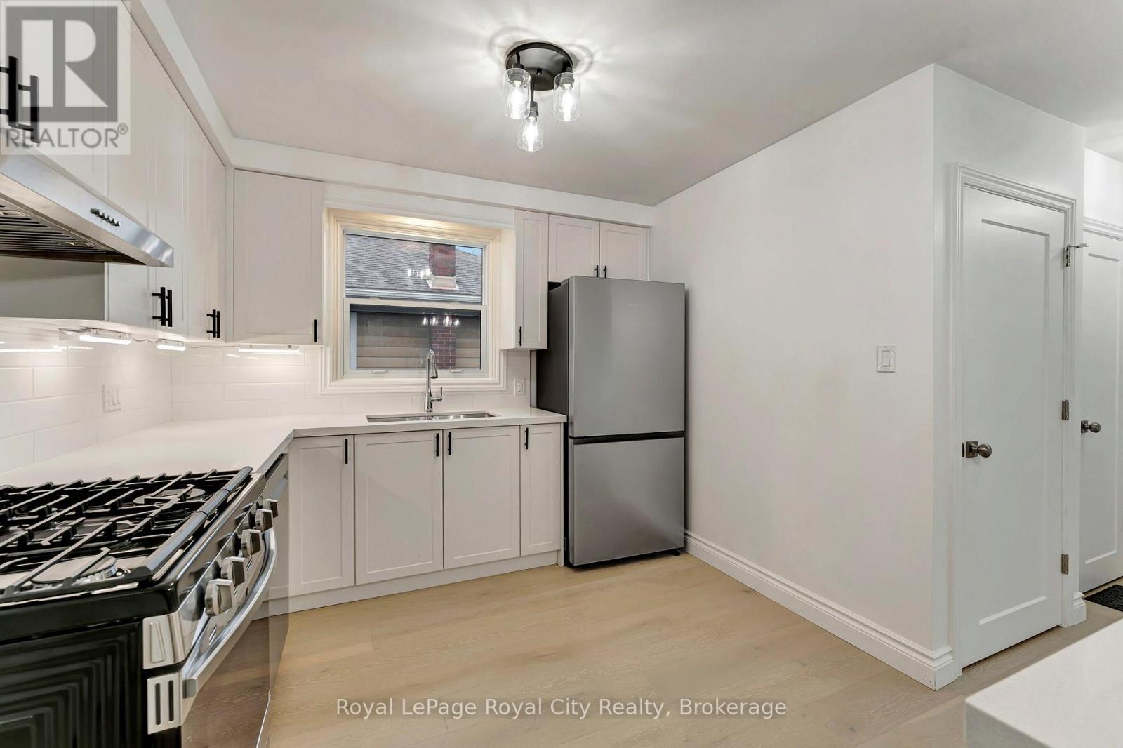 












379 EAST 27TH STREET

,
Hamilton (Burkholme),




Ontario
L8V3H1

