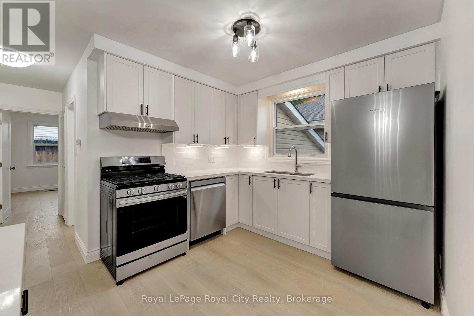 












379 EAST 27TH STREET

,
Hamilton (Burkholme),




Ontario
L8V3H1

