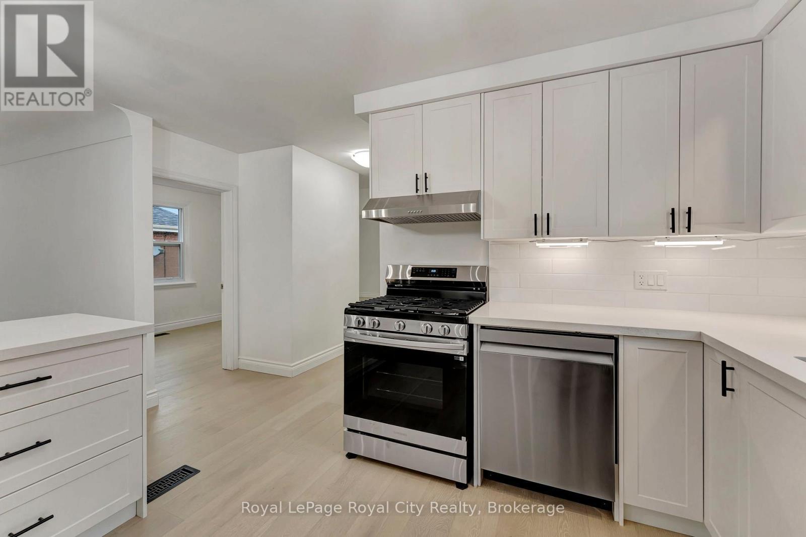 












379 EAST 27TH STREET

,
Hamilton (Burkholme),




Ontario
L8V3H1

