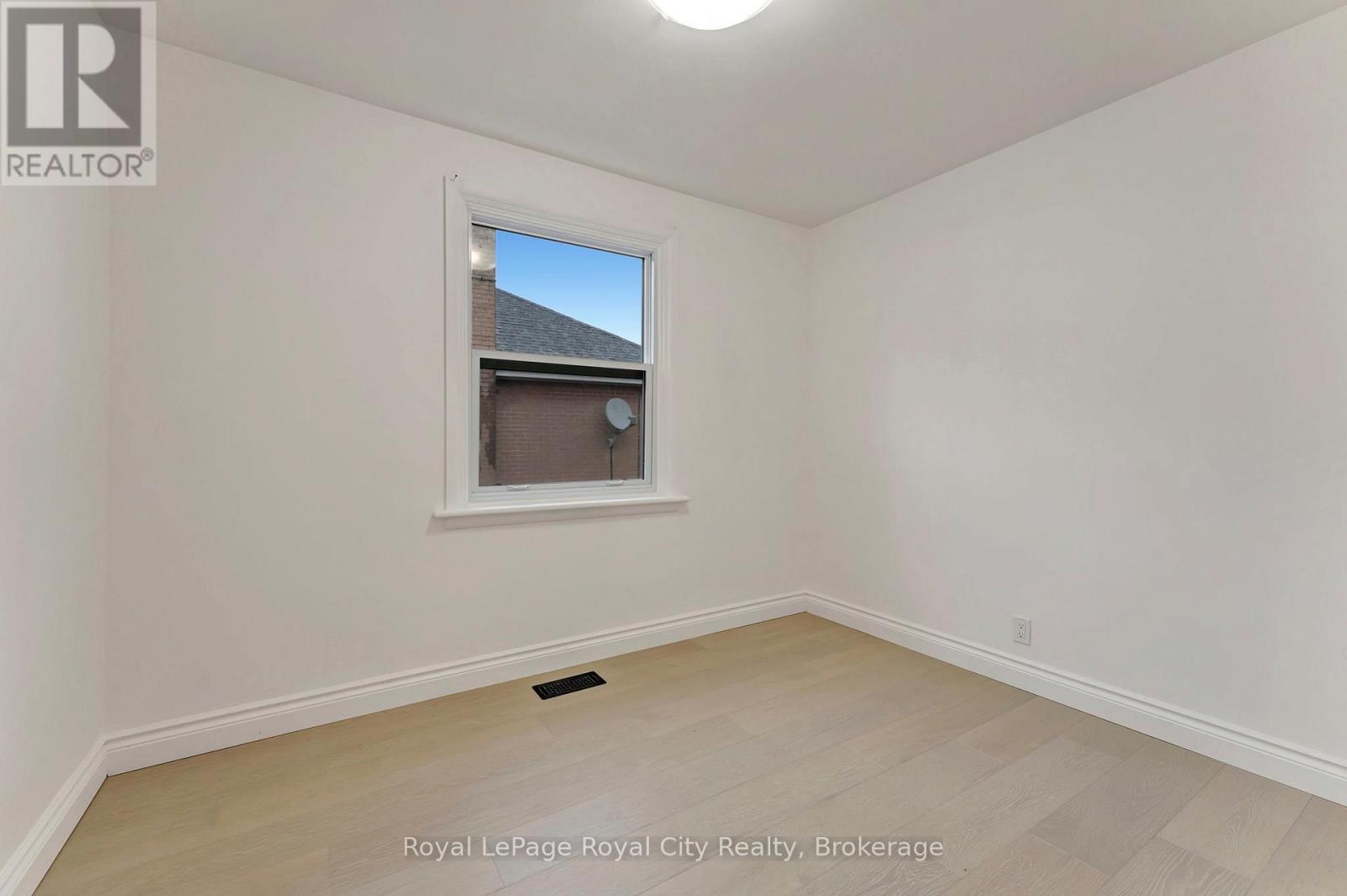 












379 EAST 27TH STREET

,
Hamilton (Burkholme),




Ontario
L8V3H1

