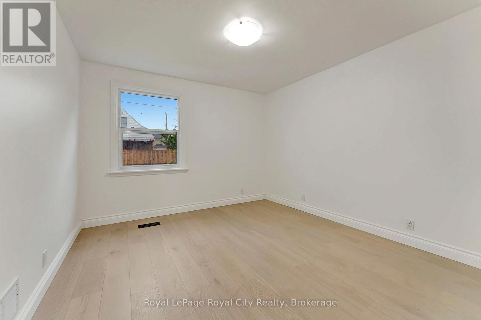 












379 EAST 27TH STREET

,
Hamilton (Burkholme),




Ontario
L8V3H1

