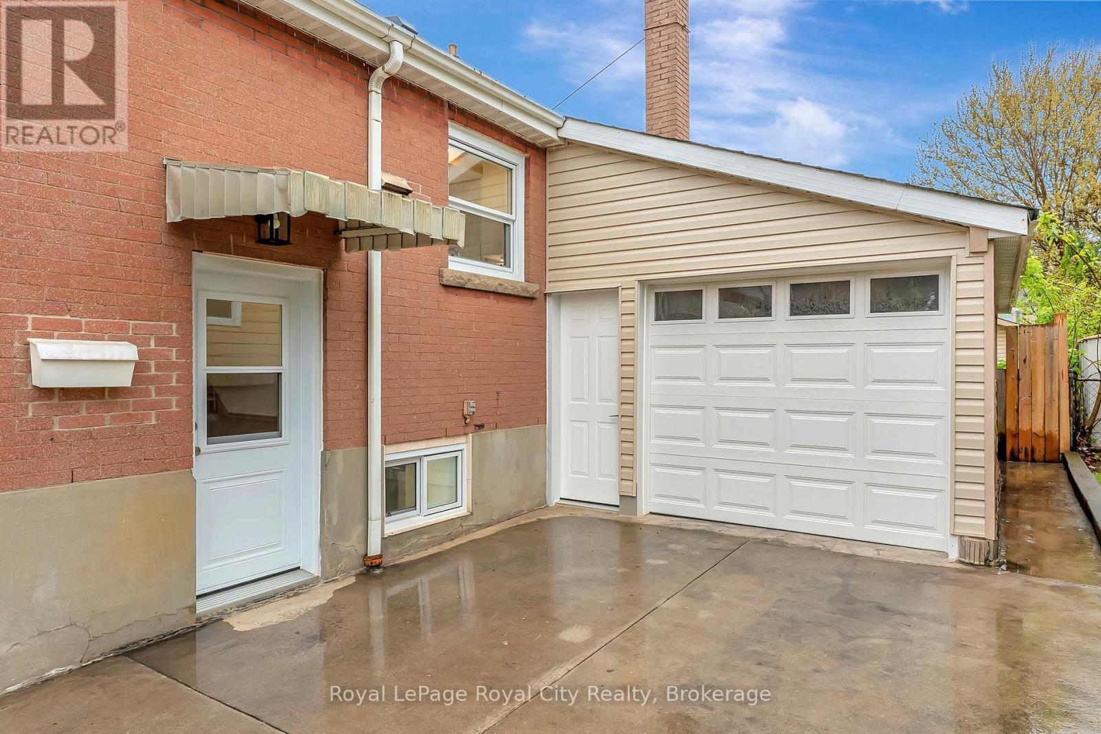 












379 EAST 27TH STREET

,
Hamilton (Burkholme),




Ontario
L8V3H1

