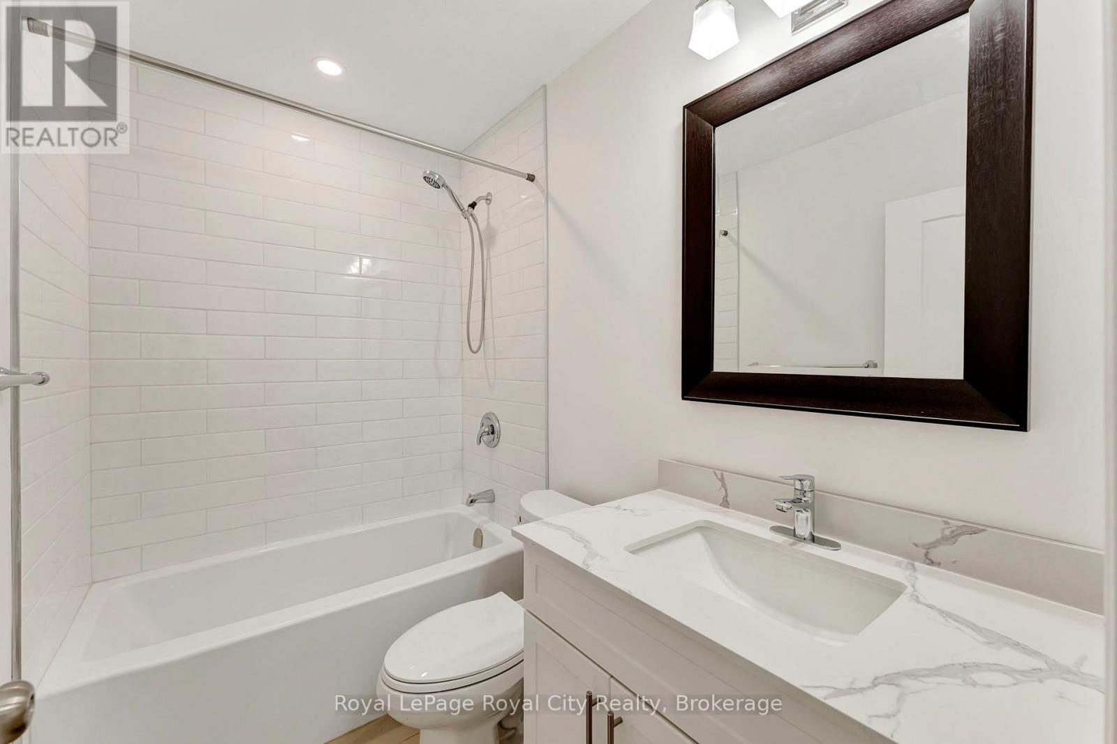 












379 EAST 27TH STREET

,
Hamilton (Burkholme),




Ontario
L8V3H1

