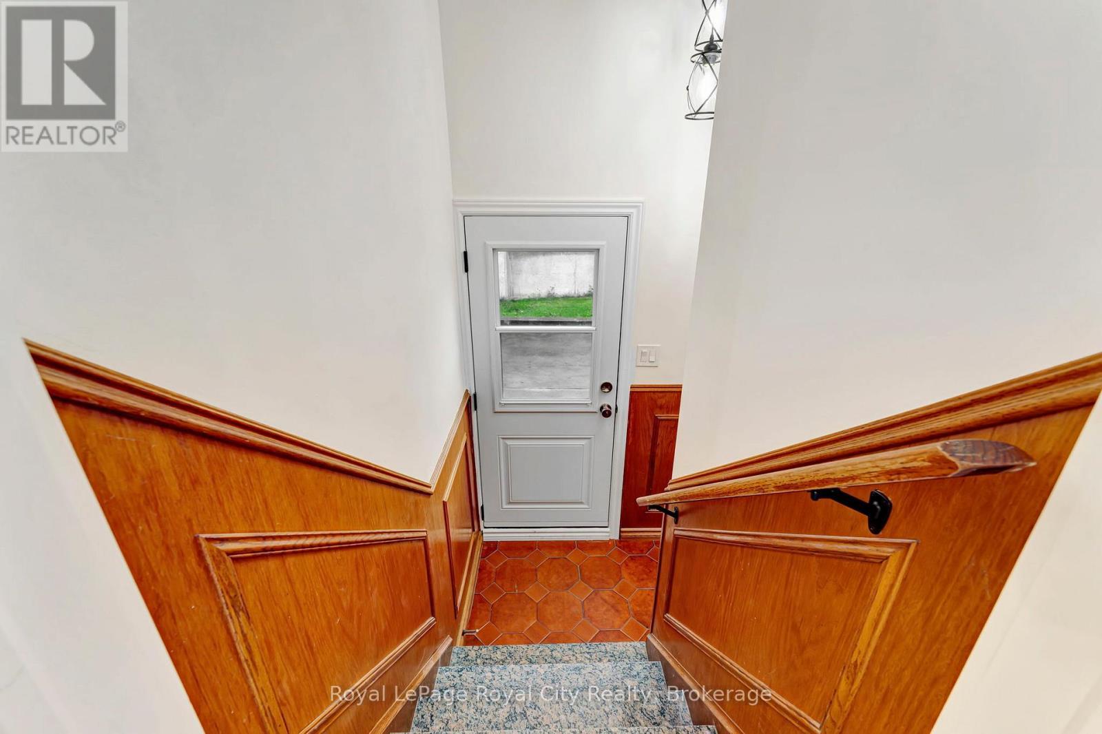 












379 EAST 27TH STREET

,
Hamilton (Burkholme),




Ontario
L8V3H1


