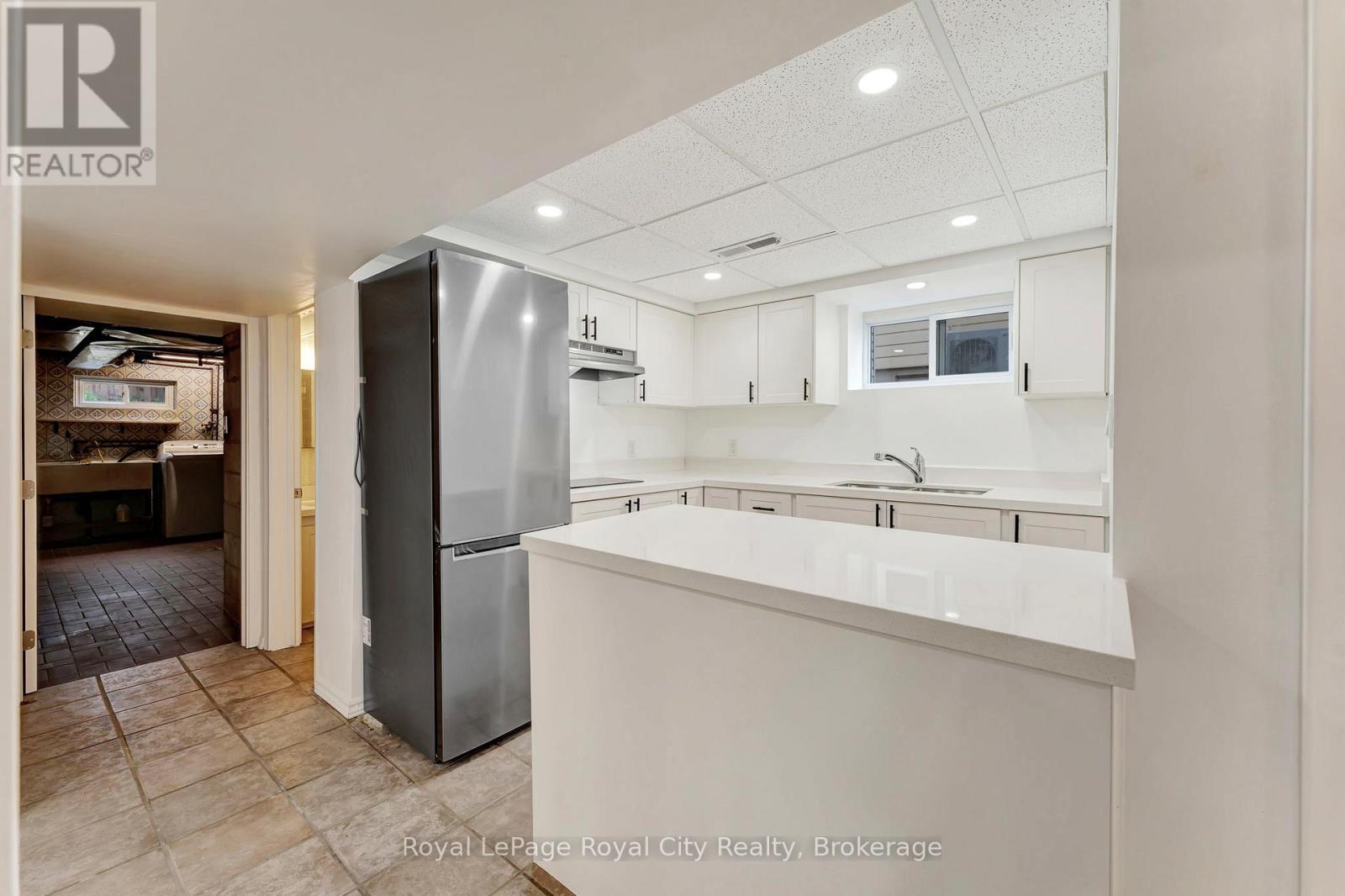 












379 EAST 27TH STREET

,
Hamilton (Burkholme),




Ontario
L8V3H1

