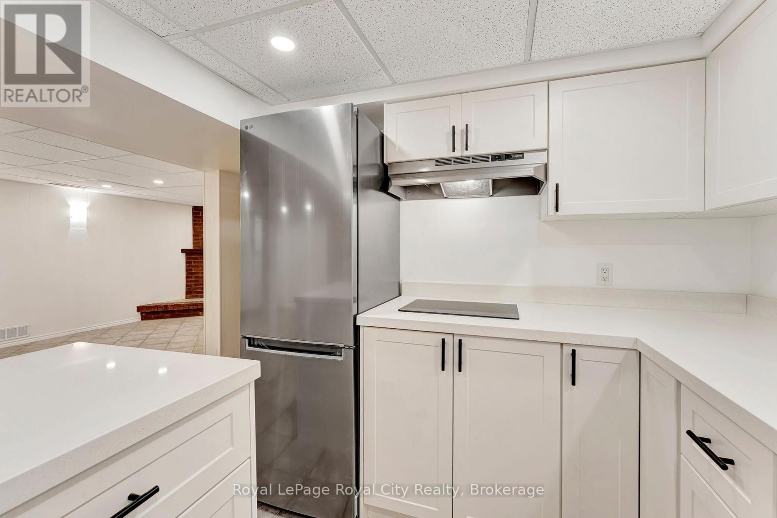 












379 EAST 27TH STREET

,
Hamilton (Burkholme),




Ontario
L8V3H1


