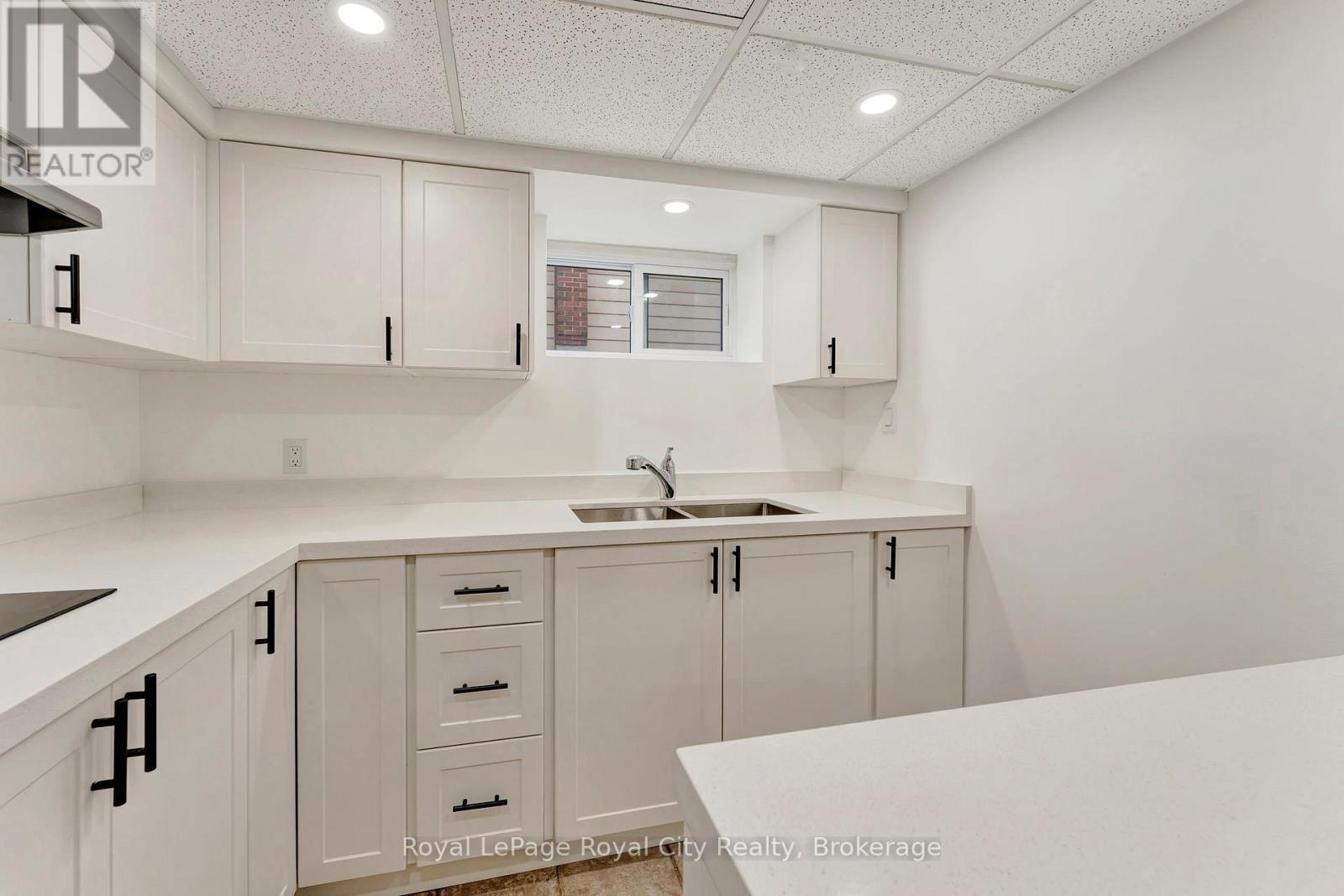 












379 EAST 27TH STREET

,
Hamilton (Burkholme),




Ontario
L8V3H1

