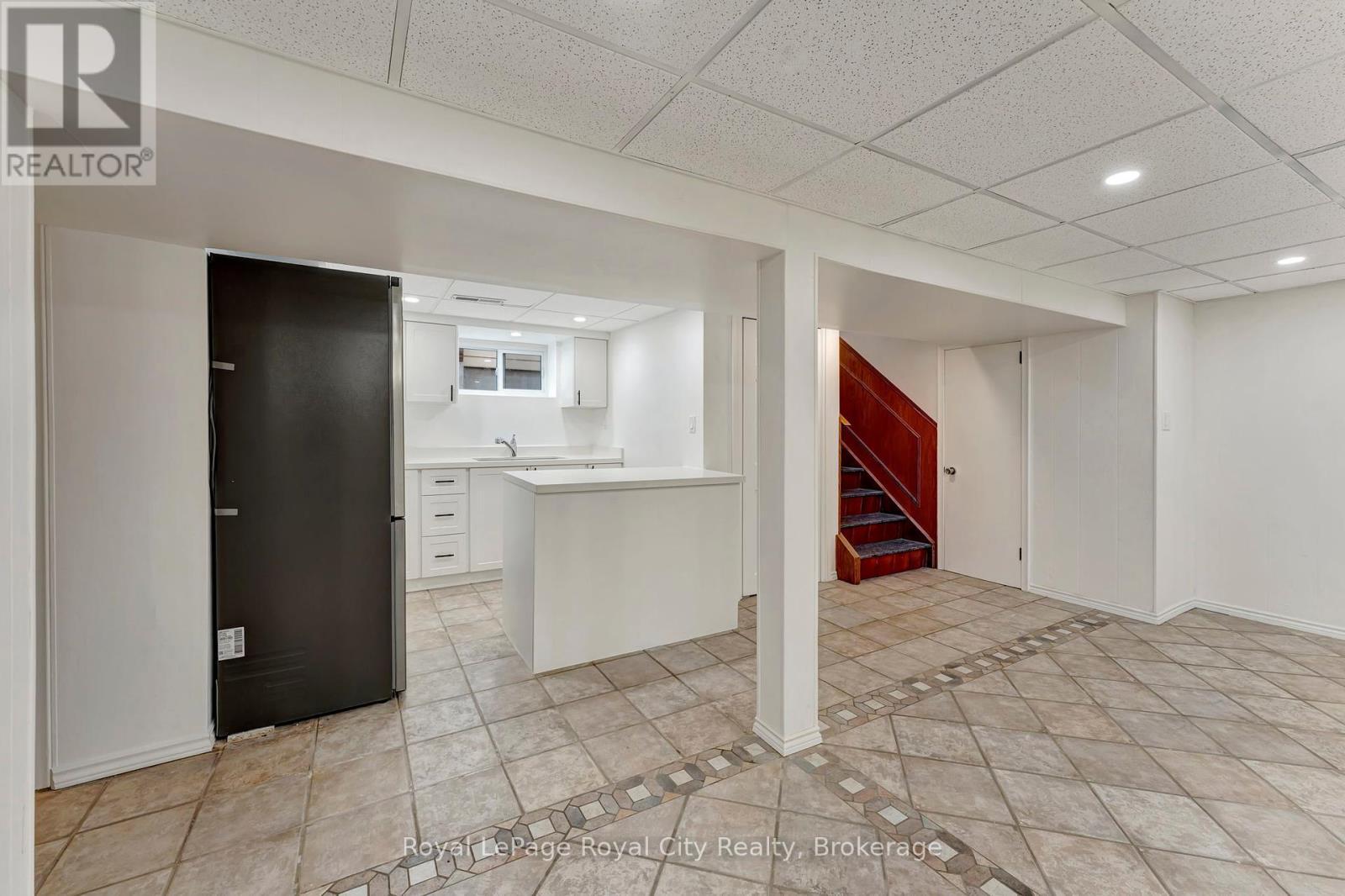 












379 EAST 27TH STREET

,
Hamilton (Burkholme),




Ontario
L8V3H1

