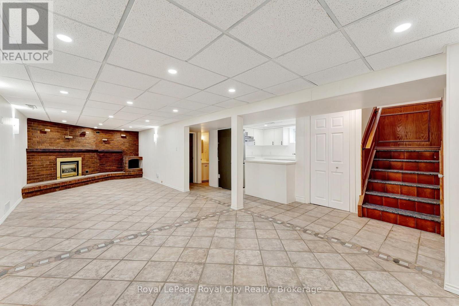 












379 EAST 27TH STREET

,
Hamilton (Burkholme),




Ontario
L8V3H1

