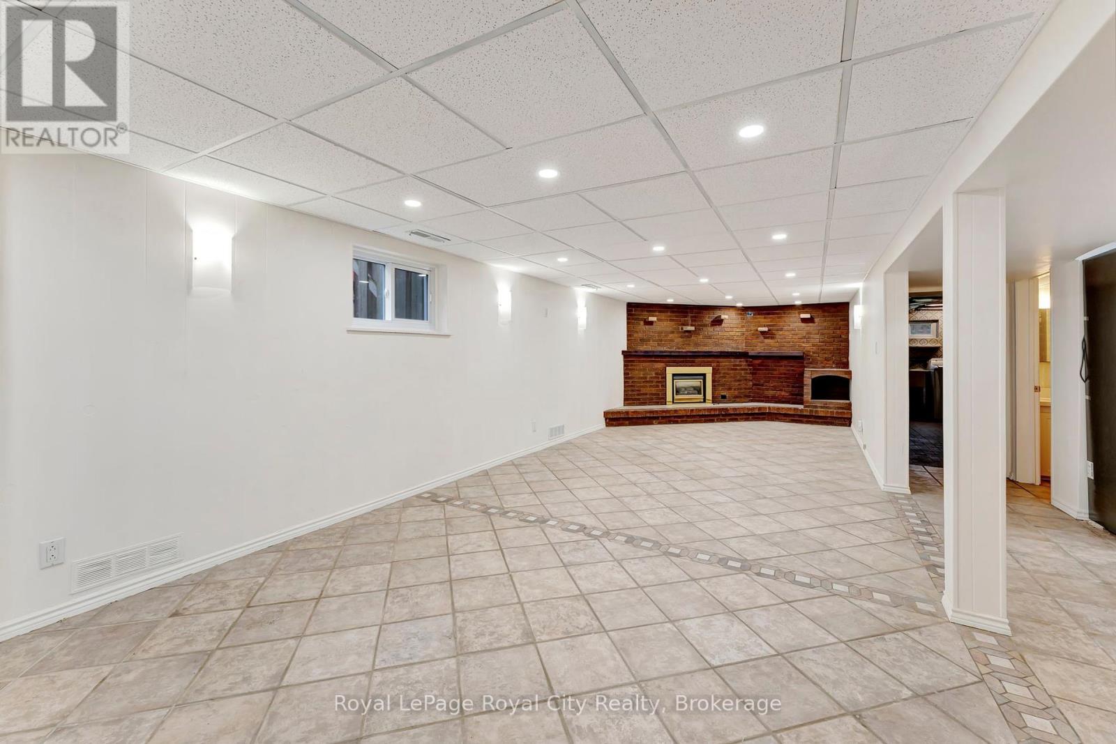 












379 EAST 27TH STREET

,
Hamilton (Burkholme),




Ontario
L8V3H1

