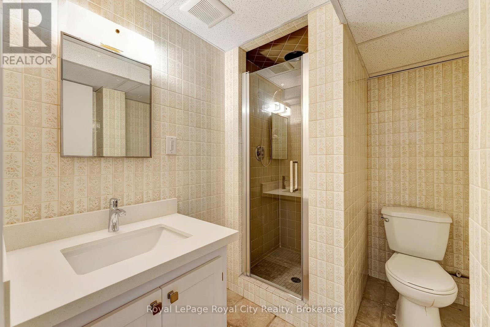 












379 EAST 27TH STREET

,
Hamilton (Burkholme),




Ontario
L8V3H1

