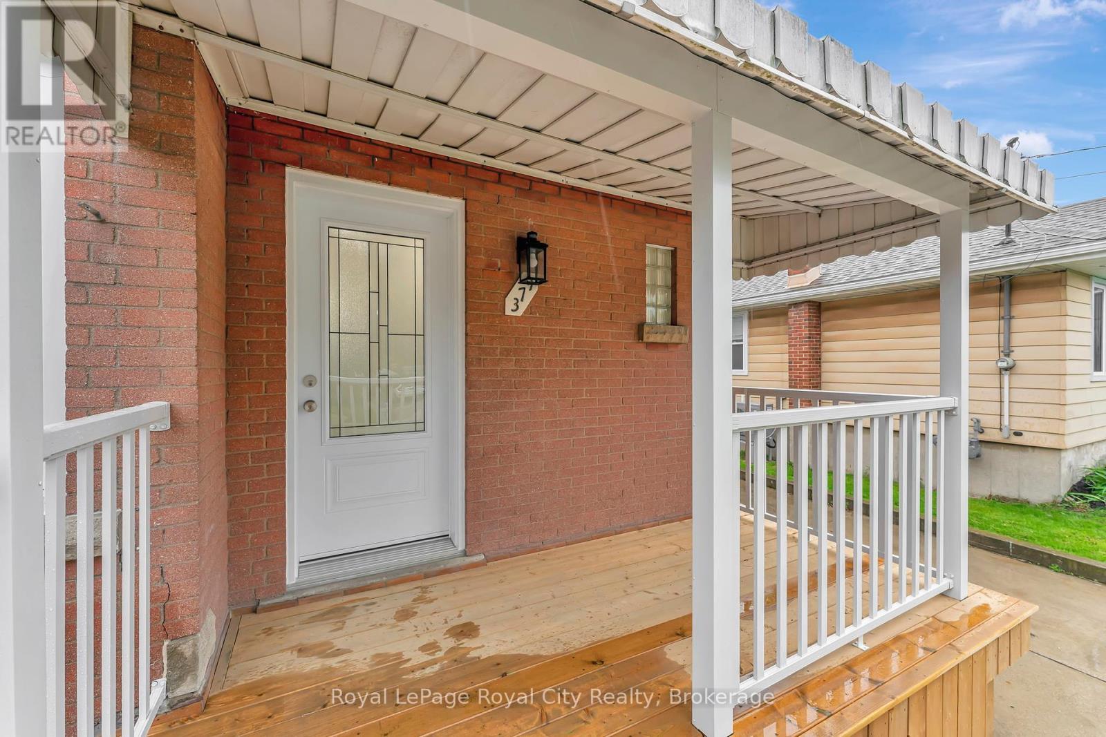 












379 EAST 27TH STREET

,
Hamilton (Burkholme),




Ontario
L8V3H1


