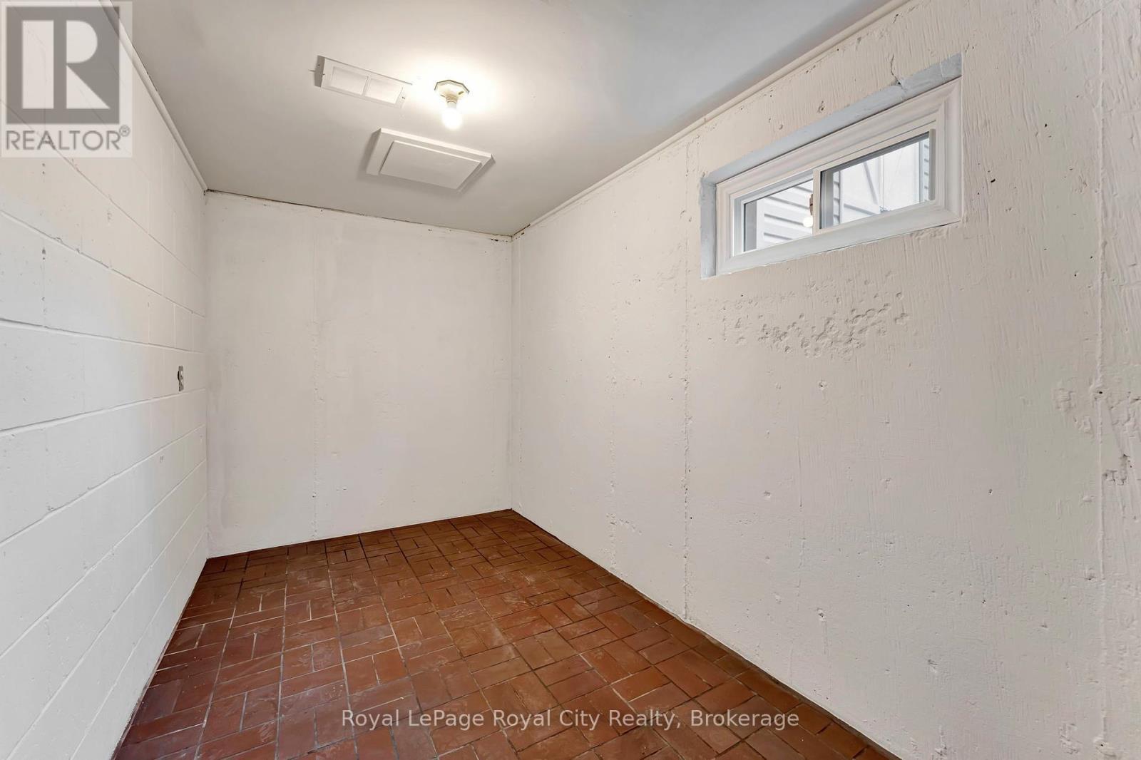 












379 EAST 27TH STREET

,
Hamilton (Burkholme),




Ontario
L8V3H1

