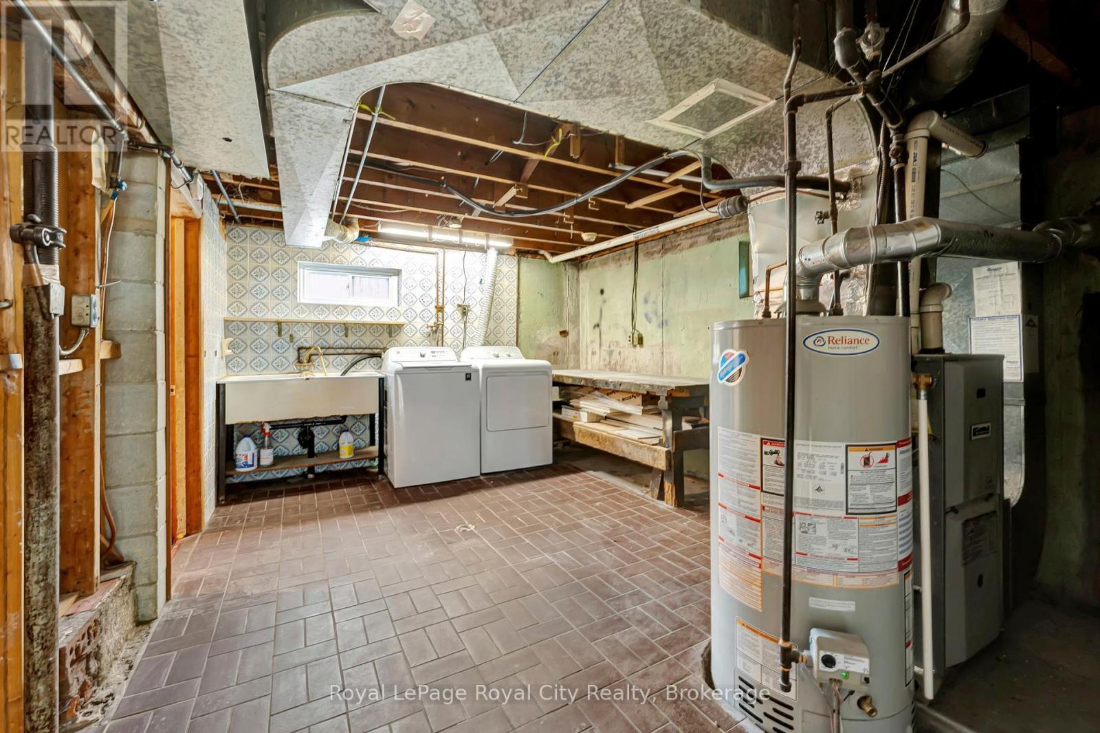 












379 EAST 27TH STREET

,
Hamilton (Burkholme),




Ontario
L8V3H1

