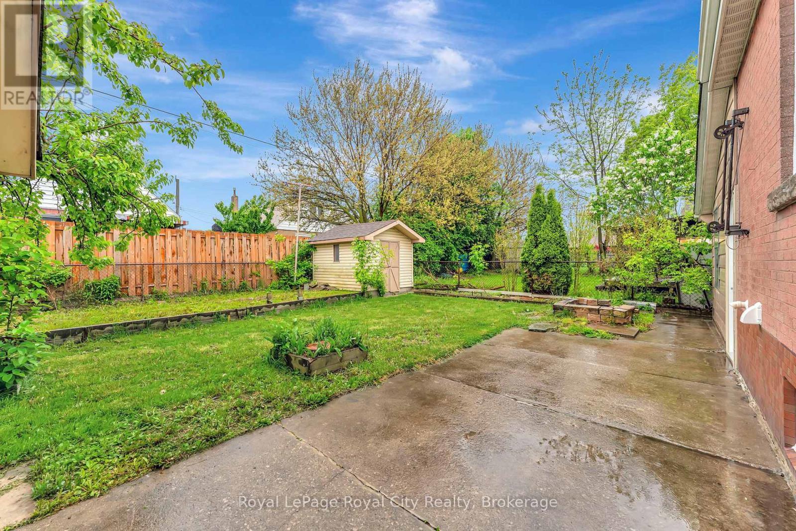 












379 EAST 27TH STREET

,
Hamilton (Burkholme),




Ontario
L8V3H1

