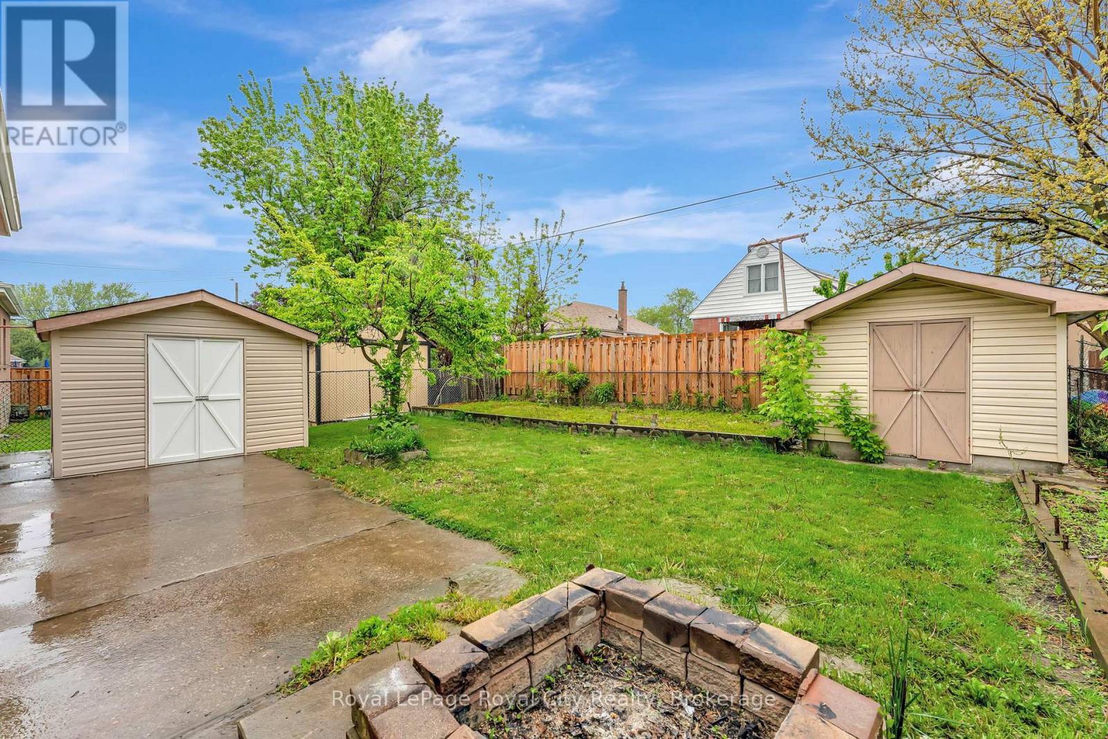 












379 EAST 27TH STREET

,
Hamilton (Burkholme),




Ontario
L8V3H1

