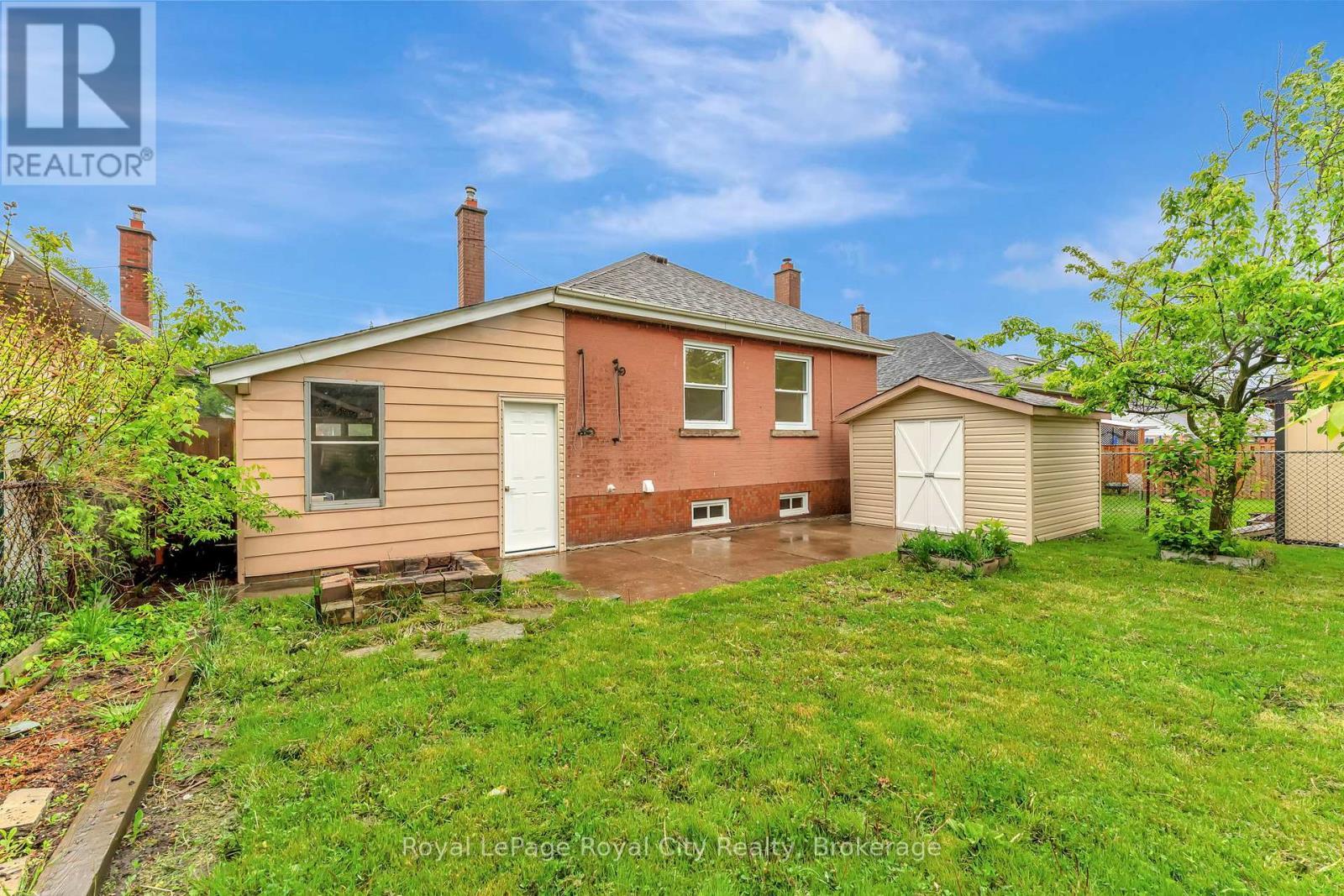 












379 EAST 27TH STREET

,
Hamilton (Burkholme),




Ontario
L8V3H1

