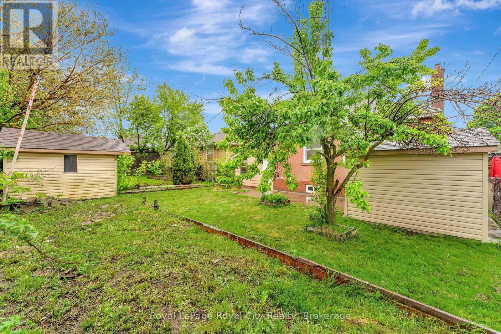 












379 EAST 27TH STREET

,
Hamilton (Burkholme),




Ontario
L8V3H1

