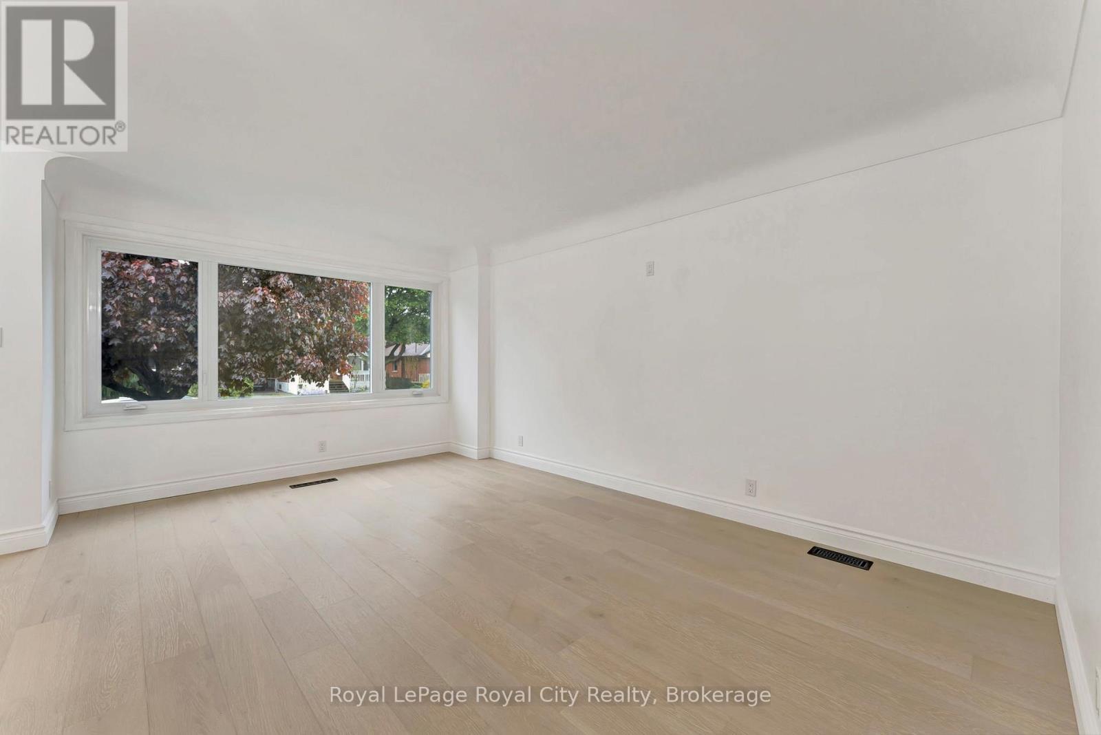 












379 EAST 27TH STREET

,
Hamilton (Burkholme),




Ontario
L8V3H1

