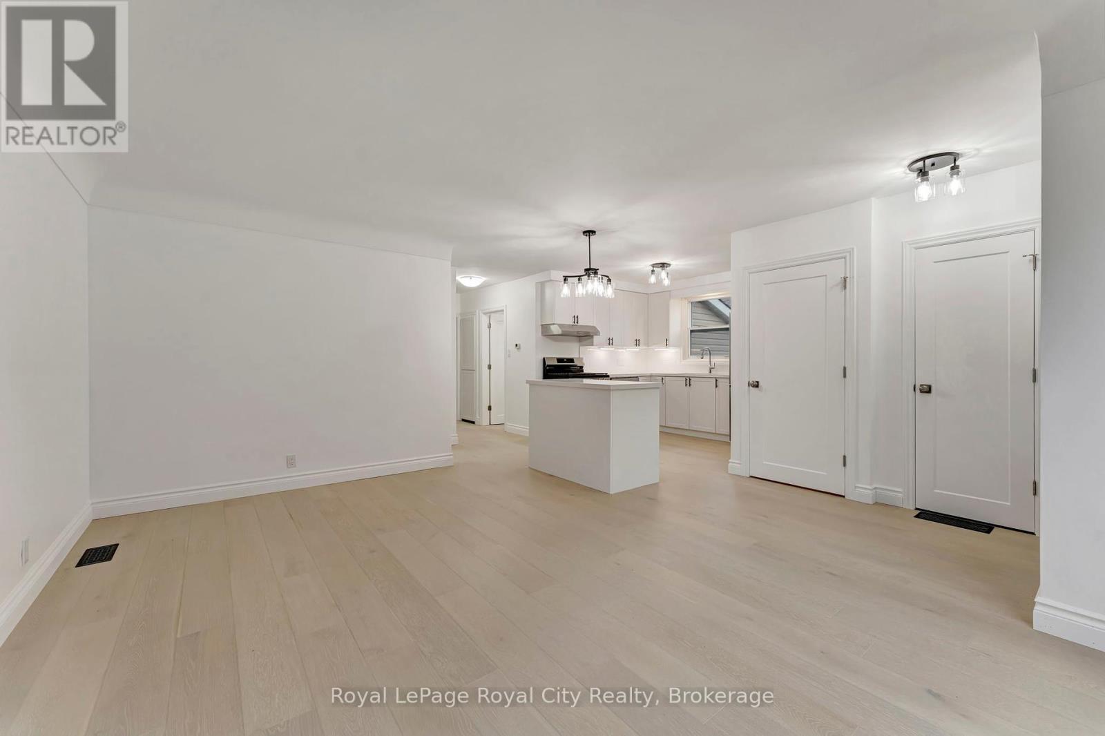 












379 EAST 27TH STREET

,
Hamilton (Burkholme),




Ontario
L8V3H1

