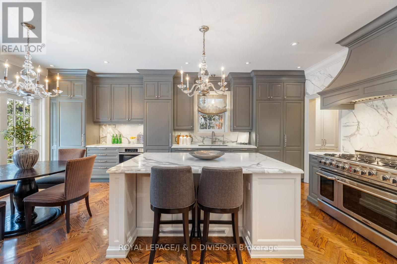 












118 STRATHALLAN BOULEVARD

,
Toronto,




Ontario
M5N1S7

