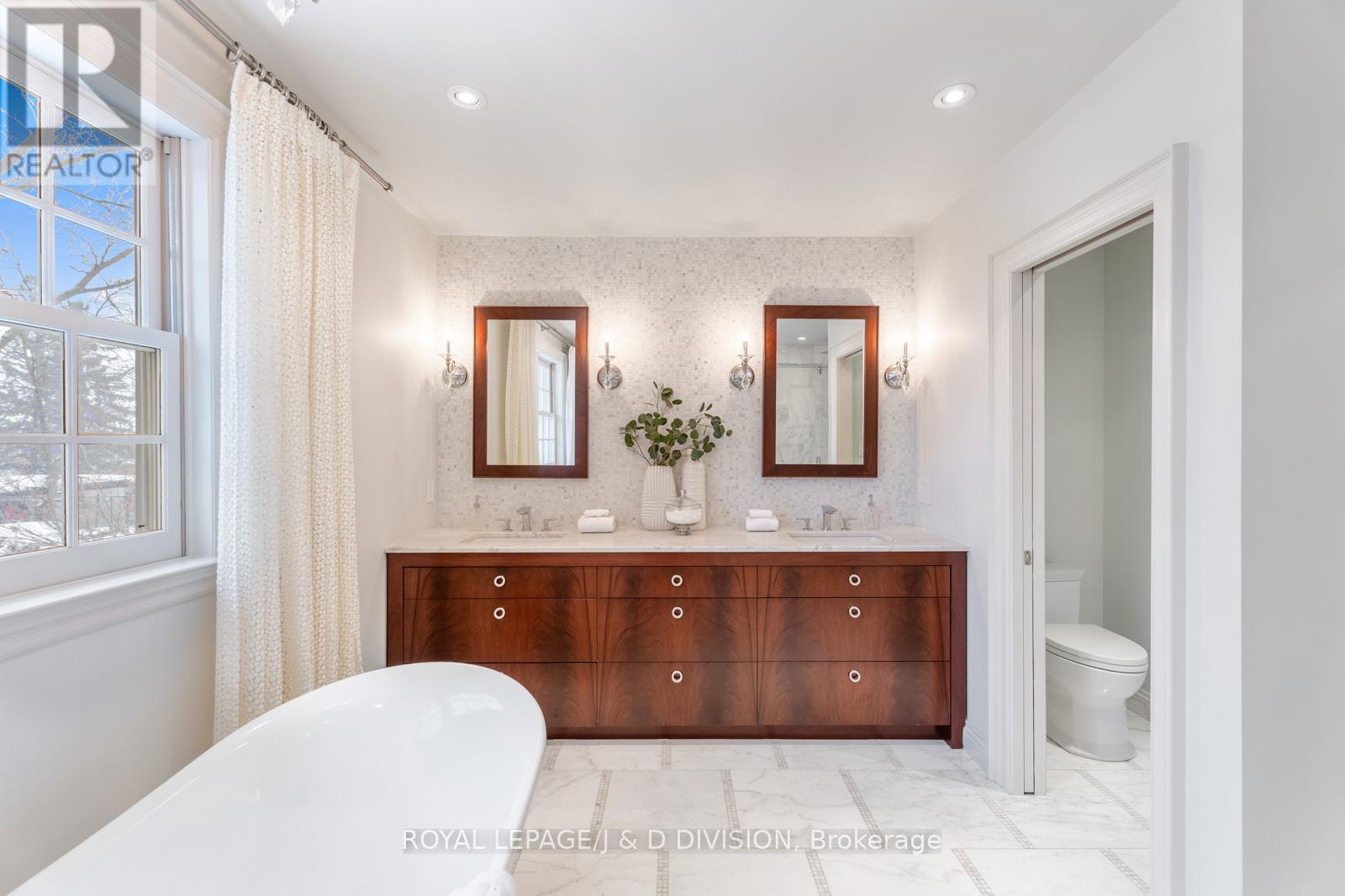 












118 STRATHALLAN BOULEVARD

,
Toronto,




Ontario
M5N1S7

