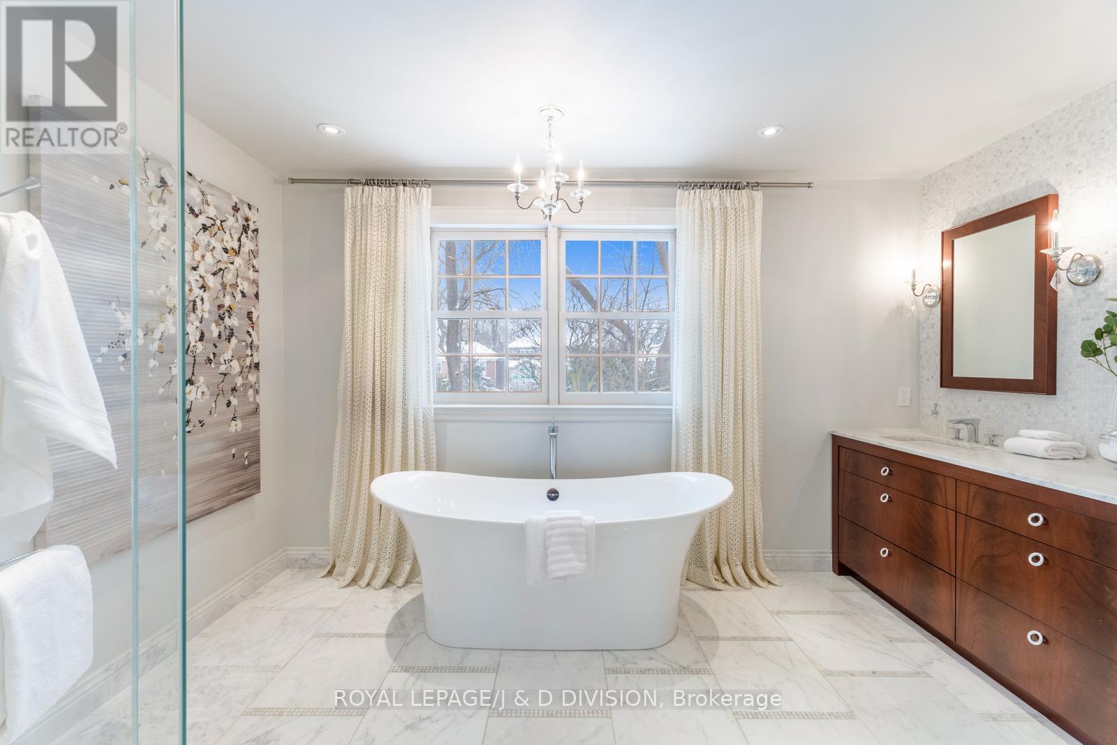 












118 STRATHALLAN BOULEVARD

,
Toronto,




Ontario
M5N1S7

