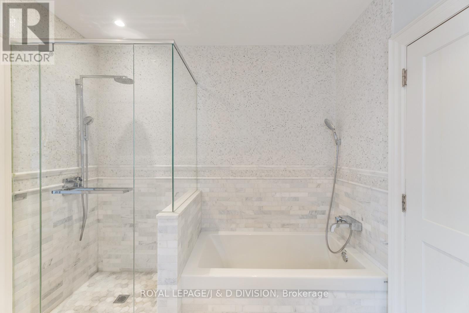 












118 STRATHALLAN BOULEVARD

,
Toronto,




Ontario
M5N1S7

