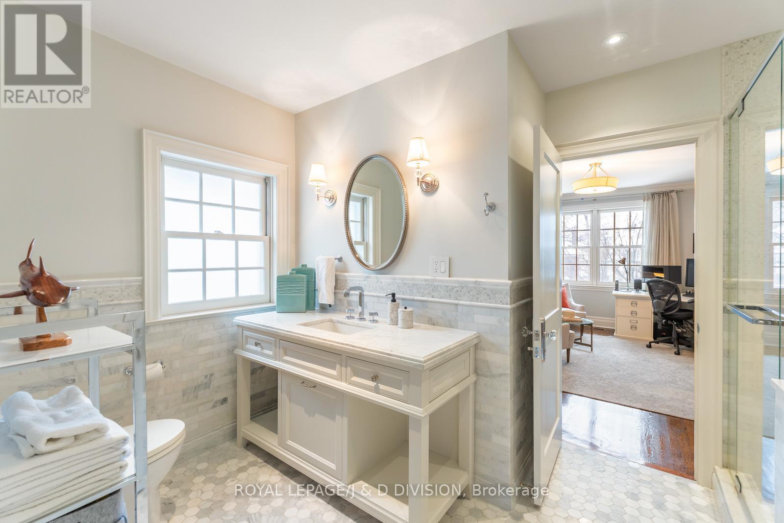 












118 STRATHALLAN BOULEVARD

,
Toronto,




Ontario
M5N1S7

