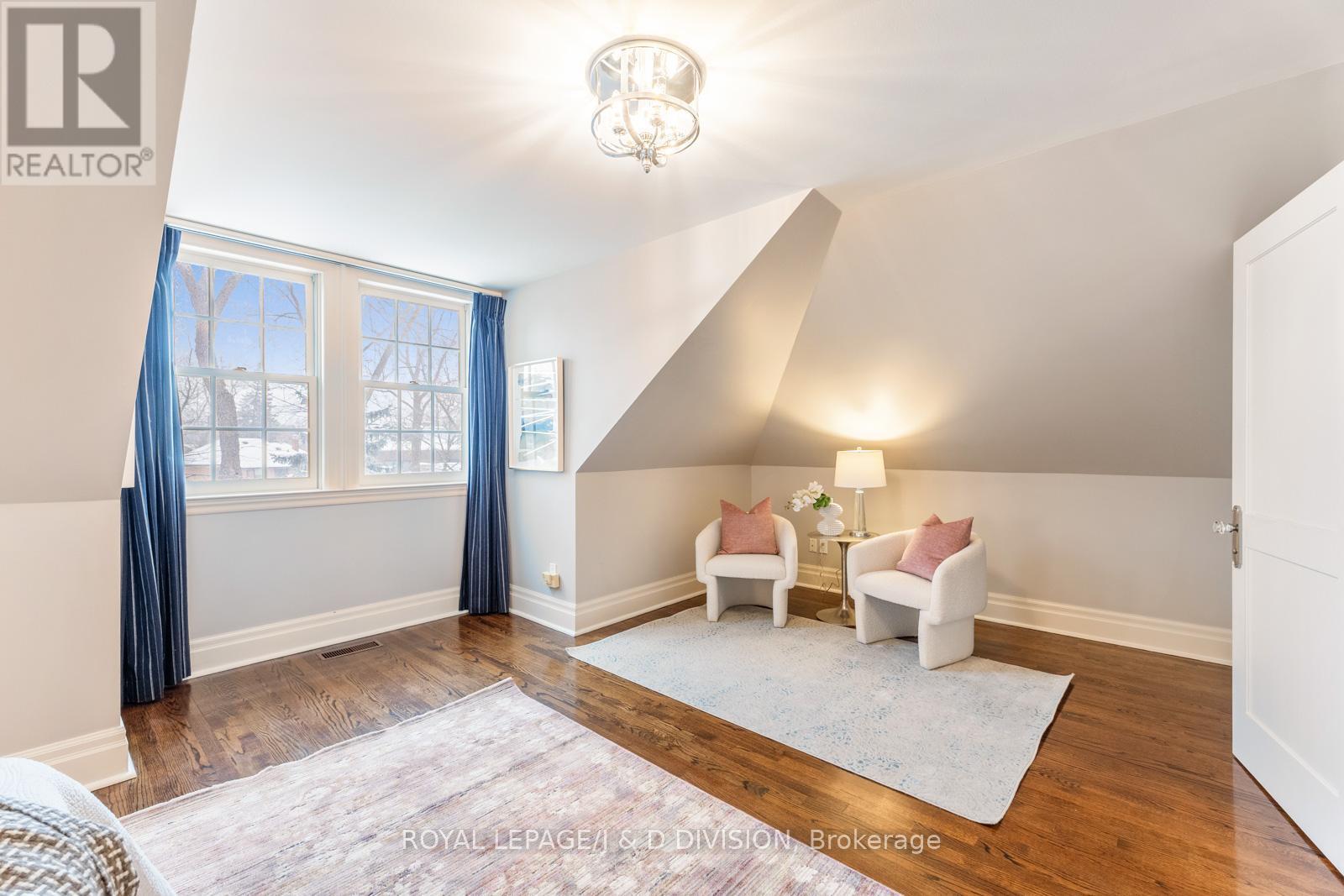 












118 STRATHALLAN BOULEVARD

,
Toronto,




Ontario
M5N1S7

