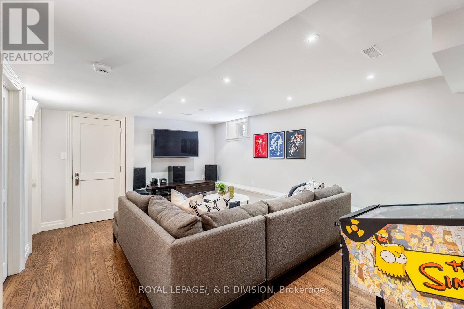 












118 STRATHALLAN BOULEVARD

,
Toronto,




Ontario
M5N1S7

