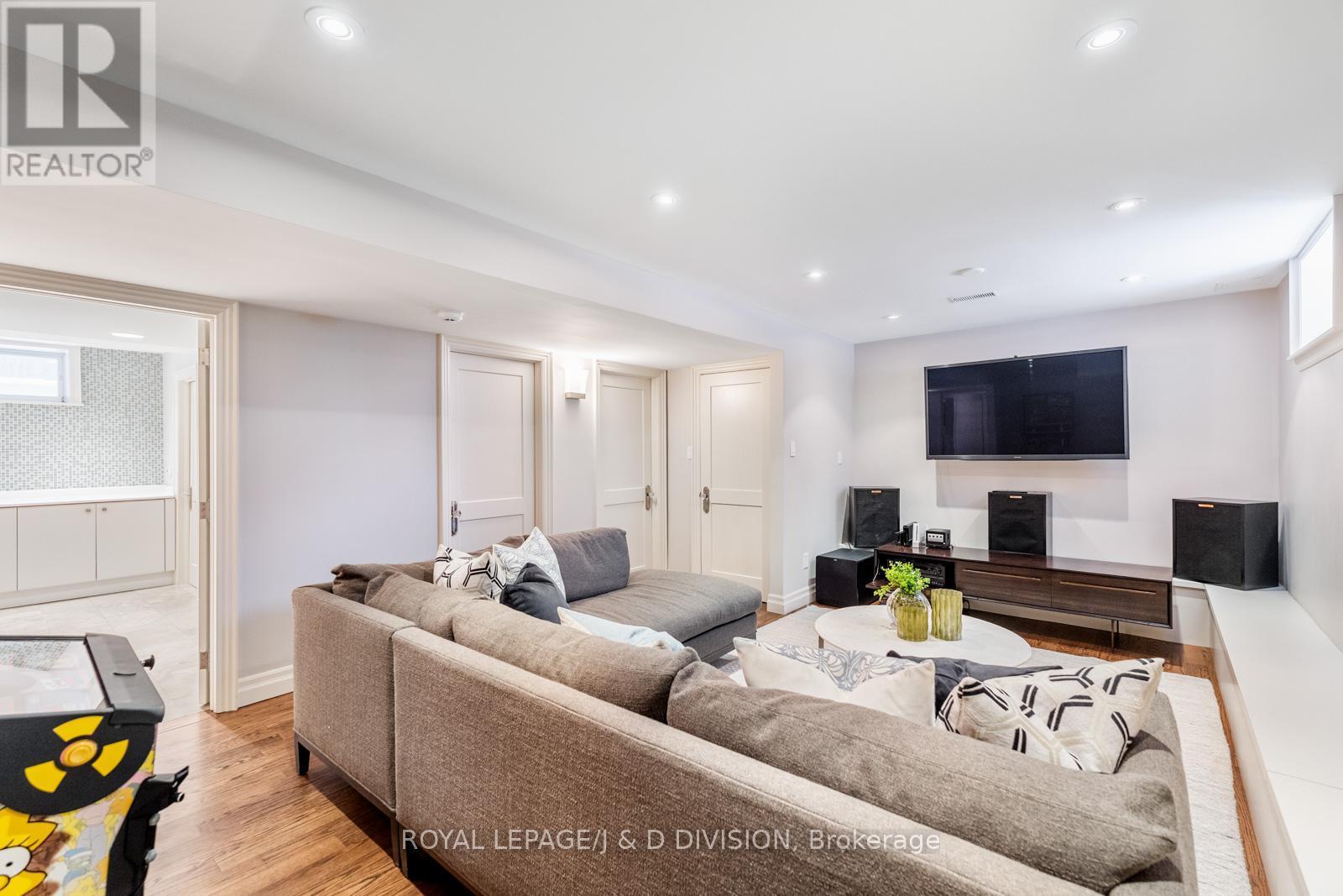 












118 STRATHALLAN BOULEVARD

,
Toronto,




Ontario
M5N1S7

