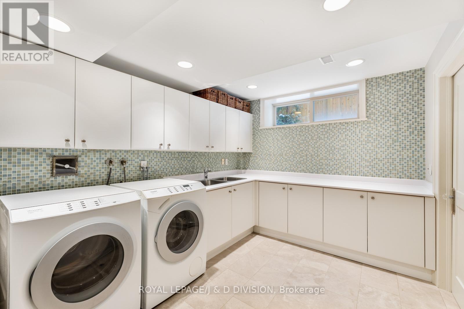 












118 STRATHALLAN BOULEVARD

,
Toronto,




Ontario
M5N1S7

