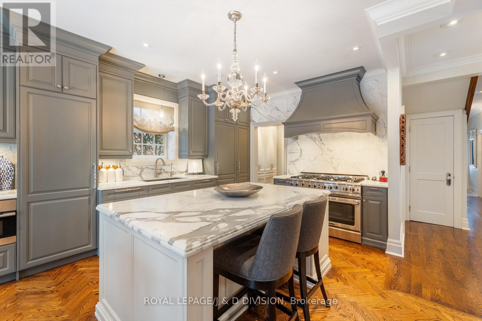 












118 STRATHALLAN BOULEVARD

,
Toronto,




Ontario
M5N1S7

