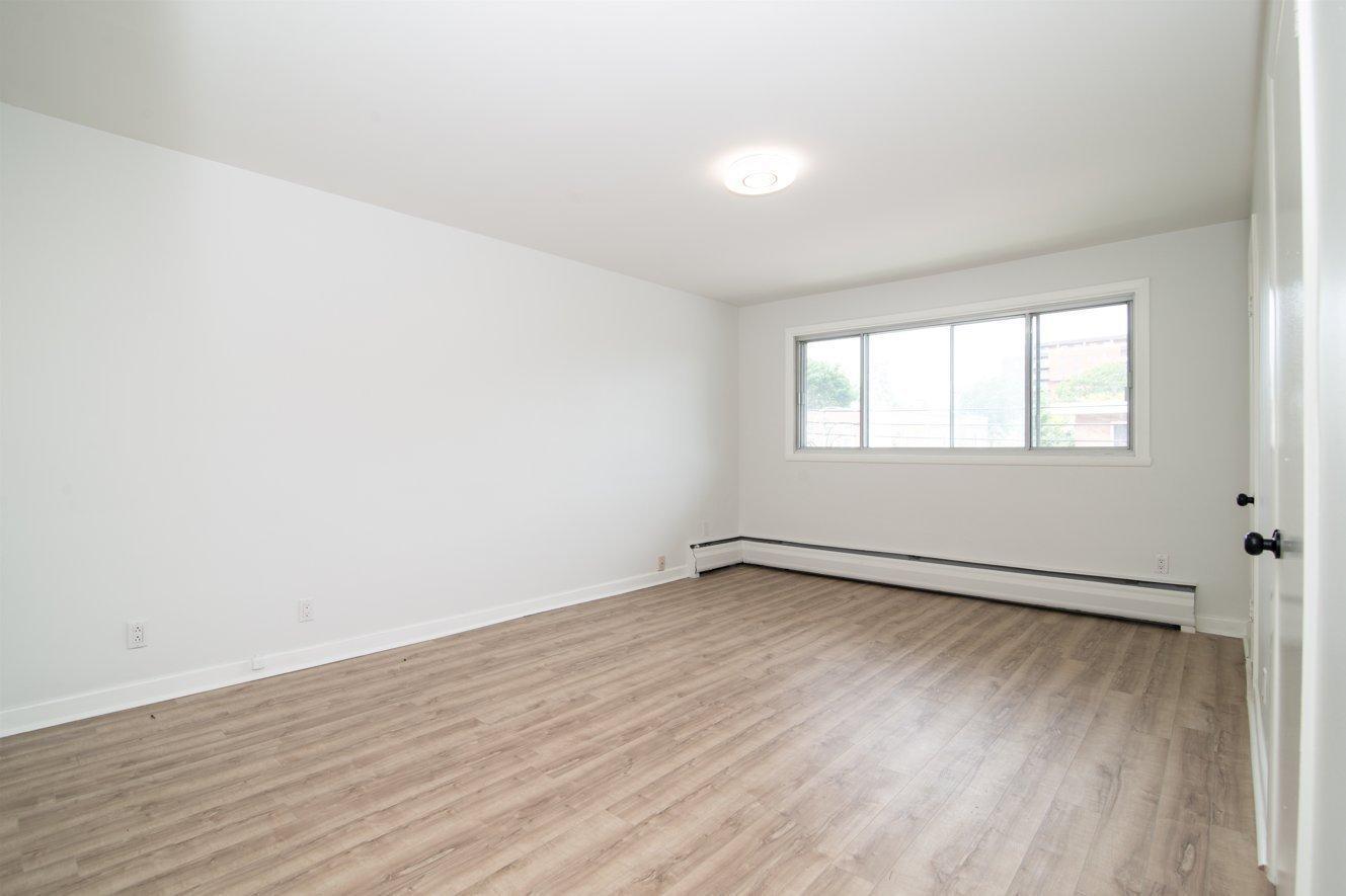 









5780


Av. Fairside

,
Côte-Saint-Luc,




QC
H4N2A7

