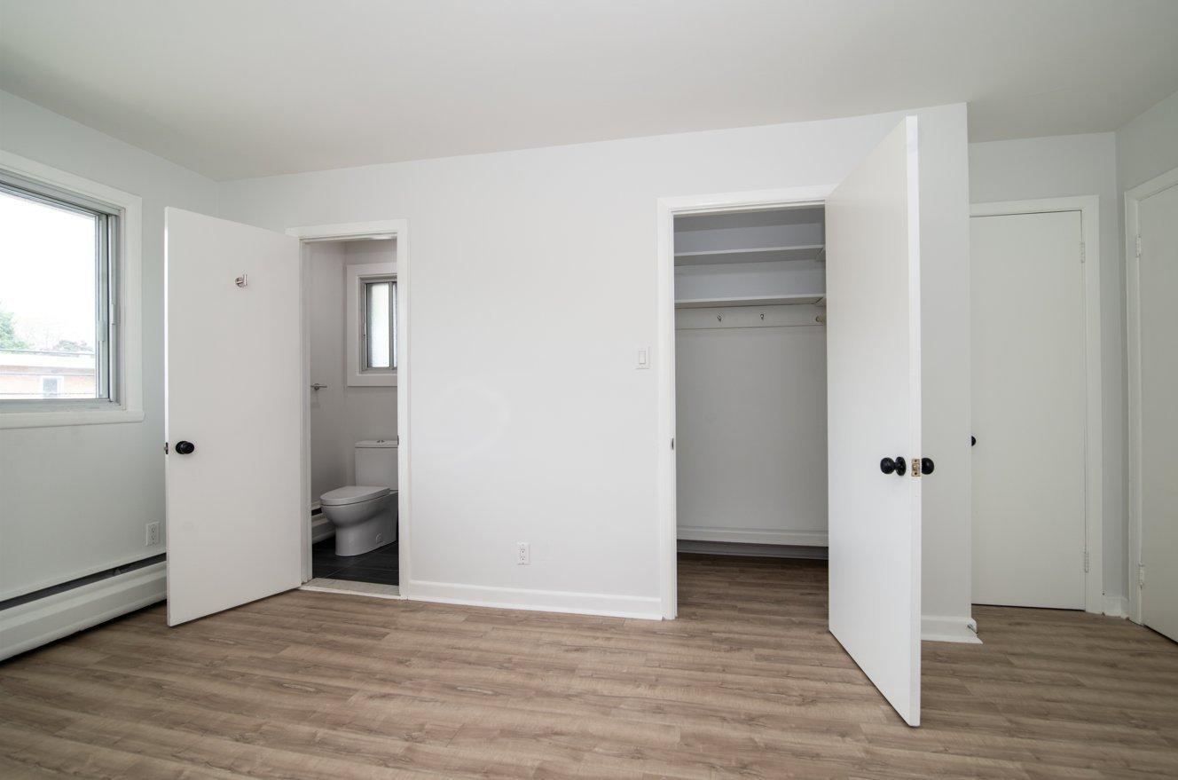 









5780


Av. Fairside

,
Côte-Saint-Luc,




QC
H4N2A7

