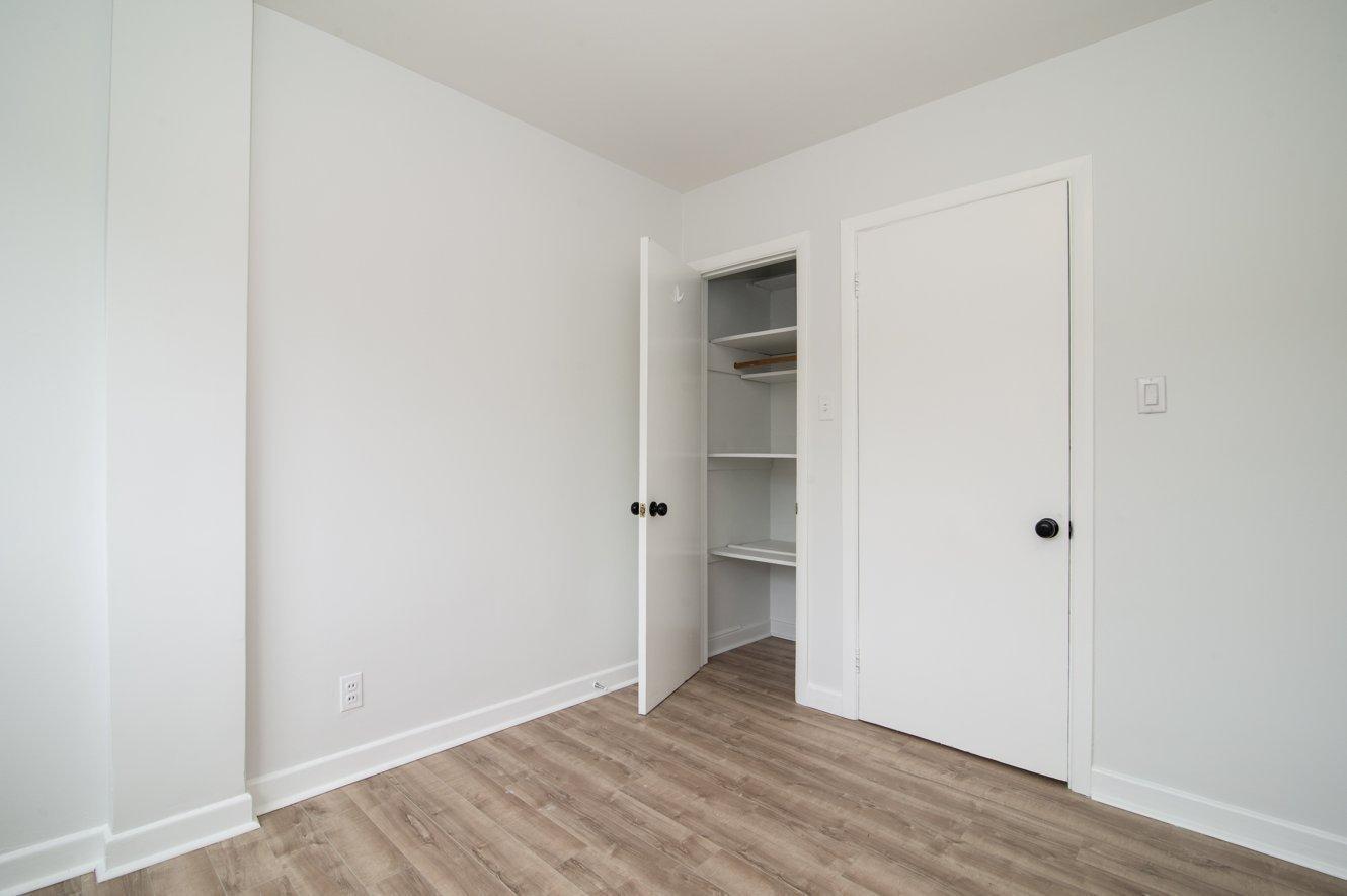 









5780


Av. Fairside

,
Côte-Saint-Luc,




QC
H4N2A7

