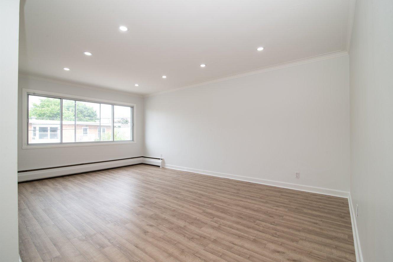 









5780


Av. Fairside

,
Côte-Saint-Luc,




QC
H4N2A7

