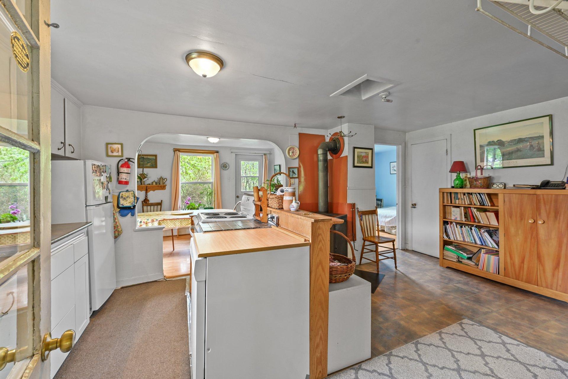 









7052


Ch. Benoit

,
Valcourt - Canton,







QC
J0E2L0

